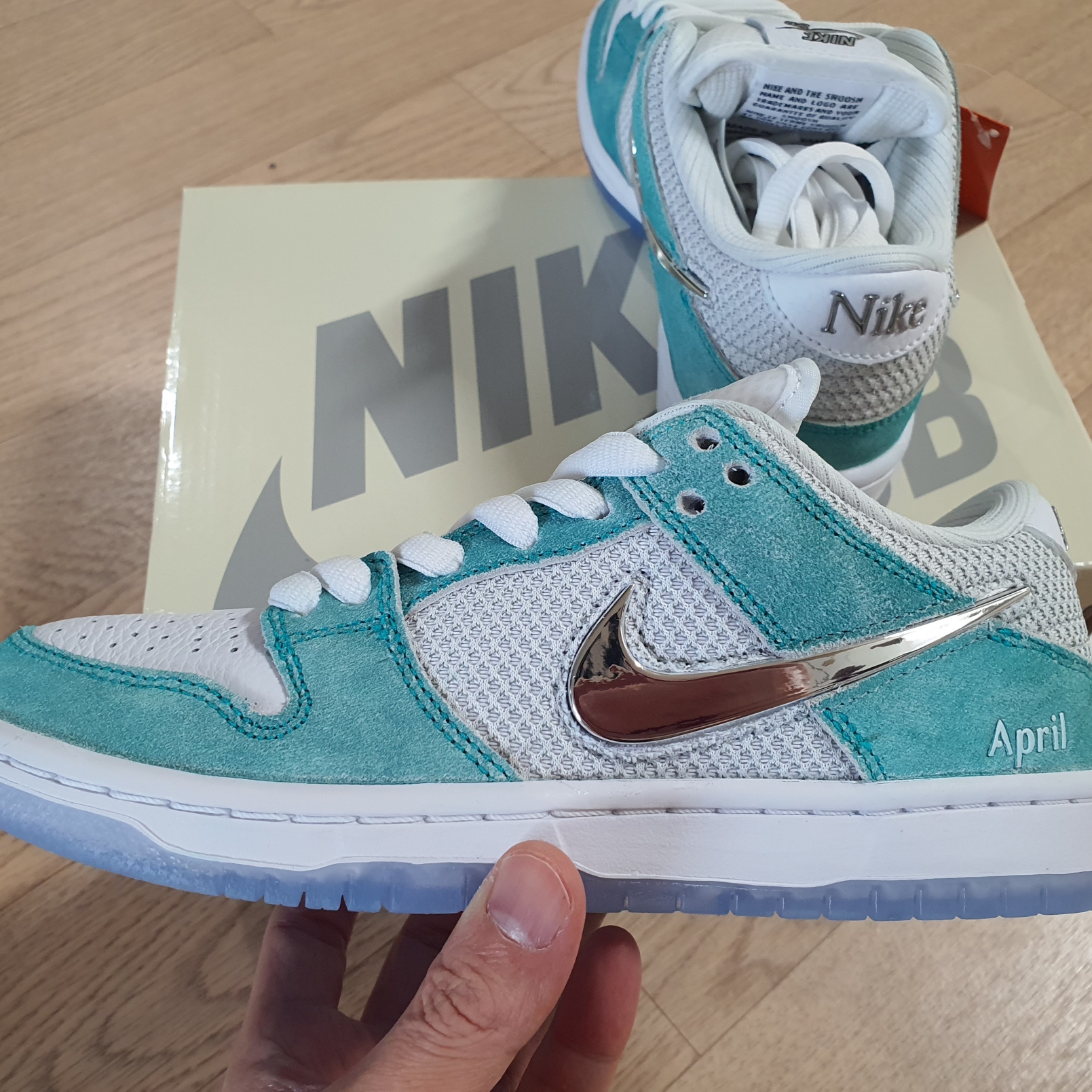 Nike x April Skateboards SB Dunk Low Pro QS Racer Blue Metallic Silver 착용 스타일 - 2