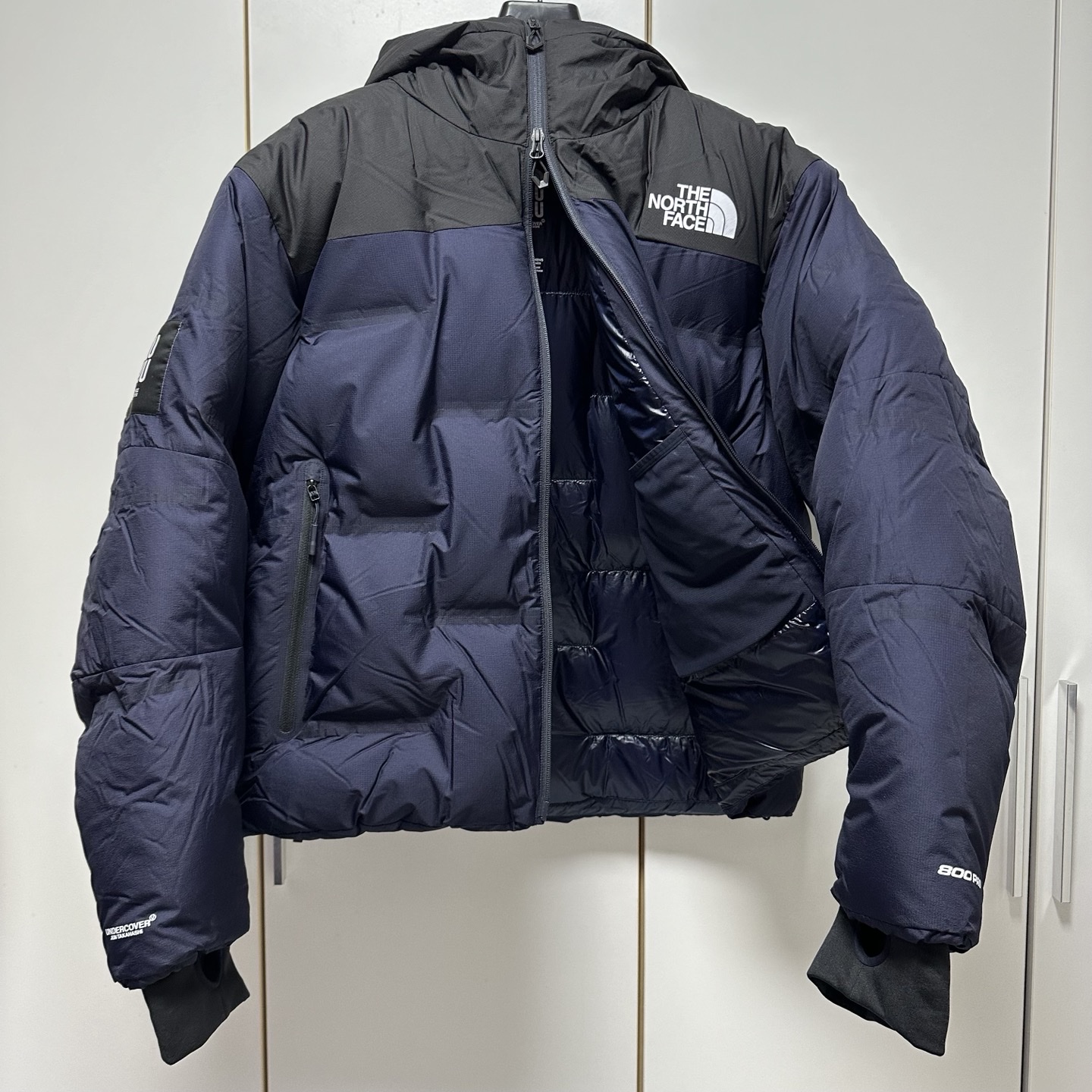 The North Face x Undercover Soukuu Cloud Down Nupste TNF Black Aviator Navy 착용 스타일 - 2