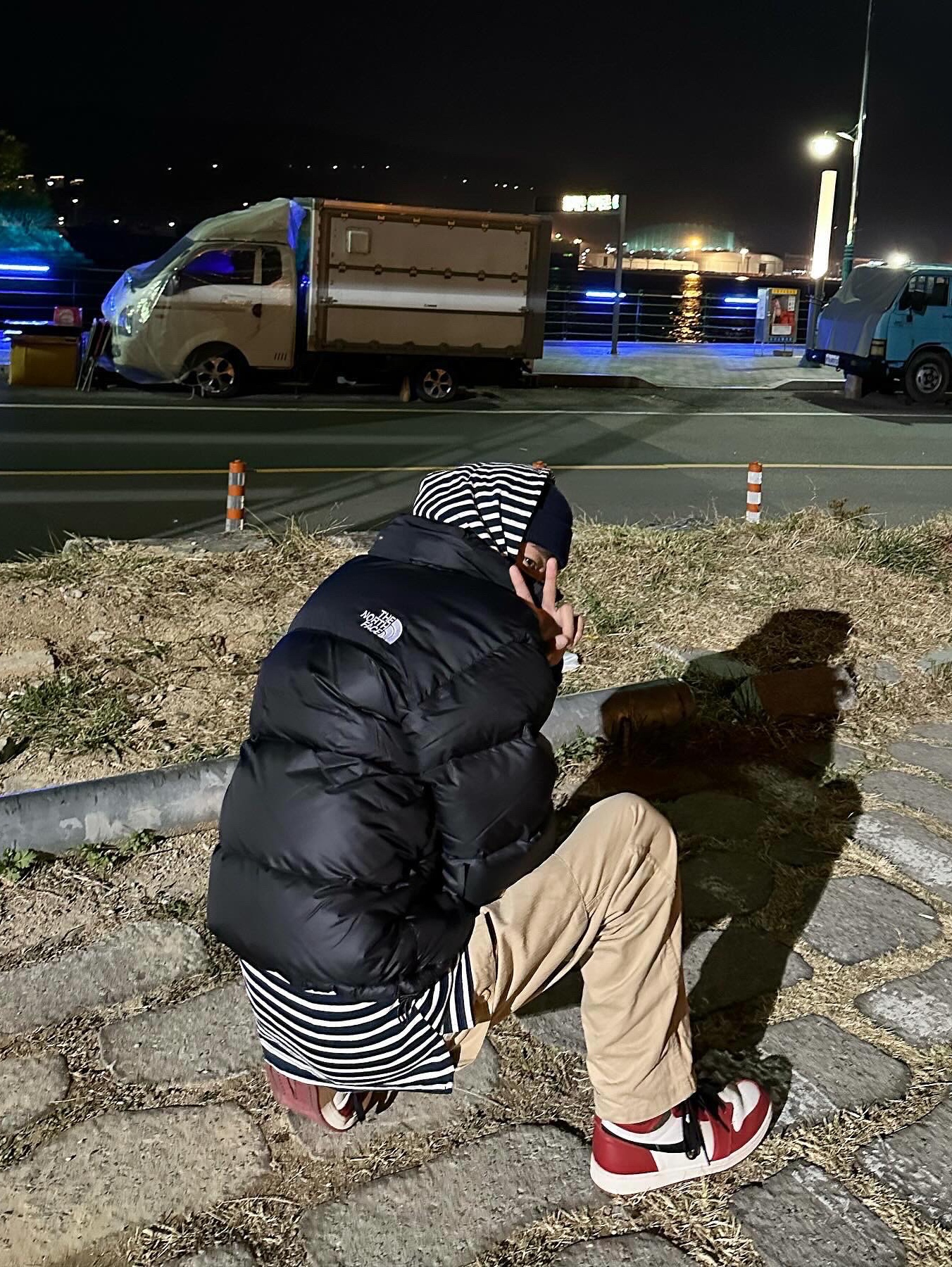 The North Face 1996 Eco Nuptse Jacket Black, Jordan 1 Retro High OG Chicago 2022 착용 스타일 - 2