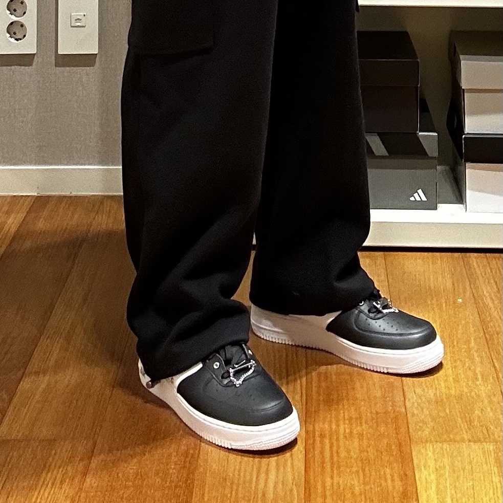 Nike Air Force 1 '07 PRM Black White 착용 스타일 - 1
