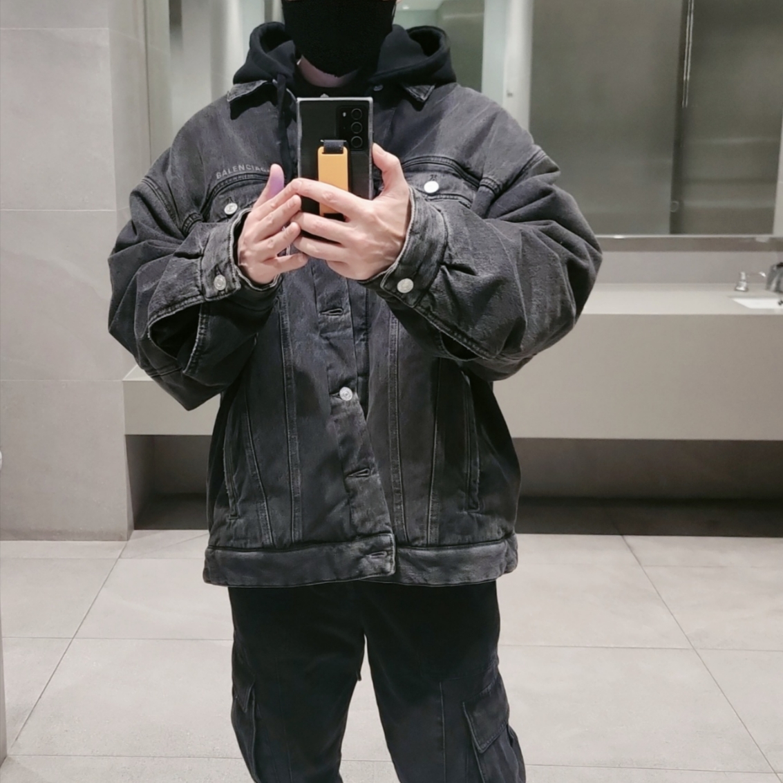 Balenciaga Mirror Padded Denim Jacket Dark Grey 착용 스타일