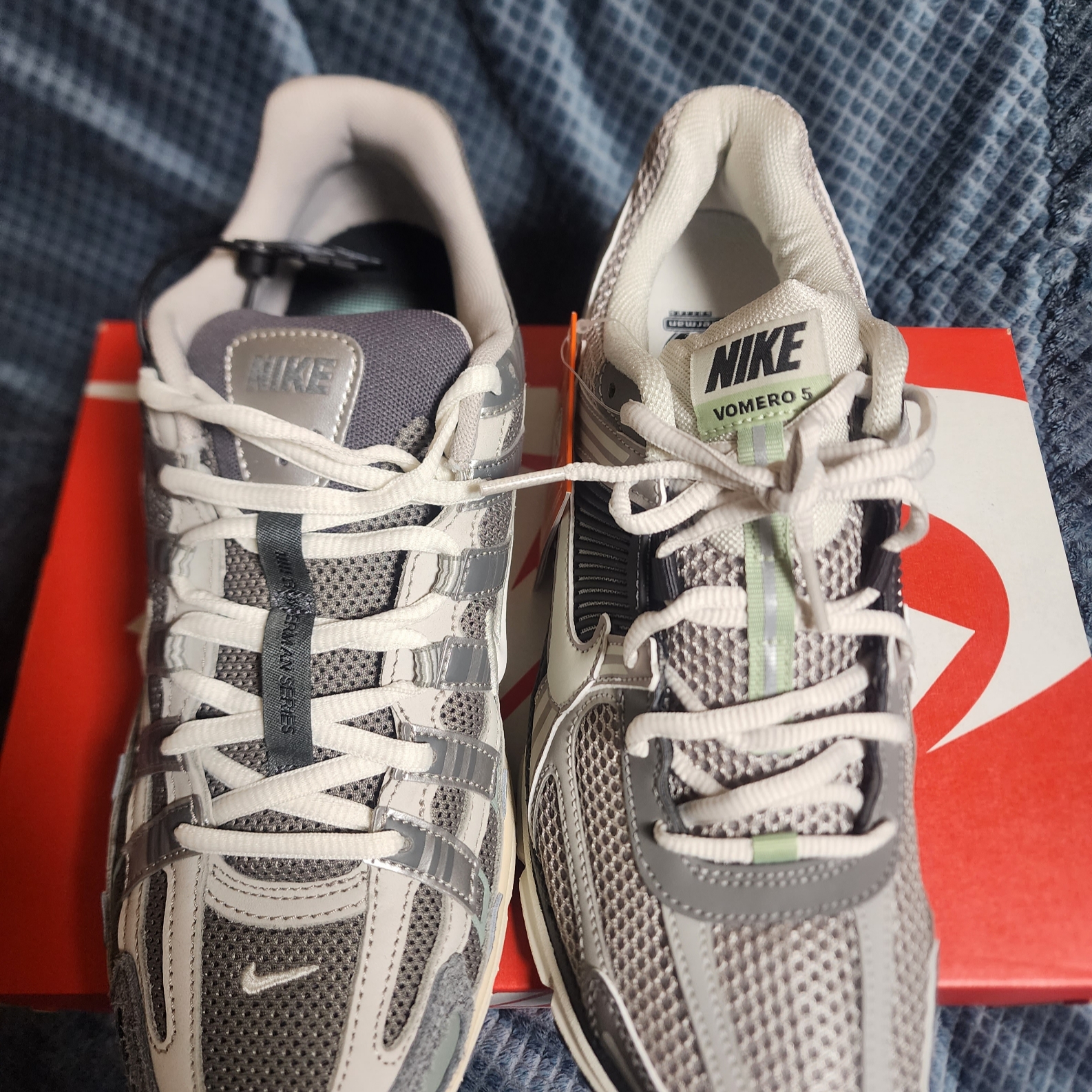 Nike P-6000 Flat Pewter Light Iron Ore, (W) Nike Zoom Vomero 5 Cobblestone and Flat Pewter 착용 스타일 - 3