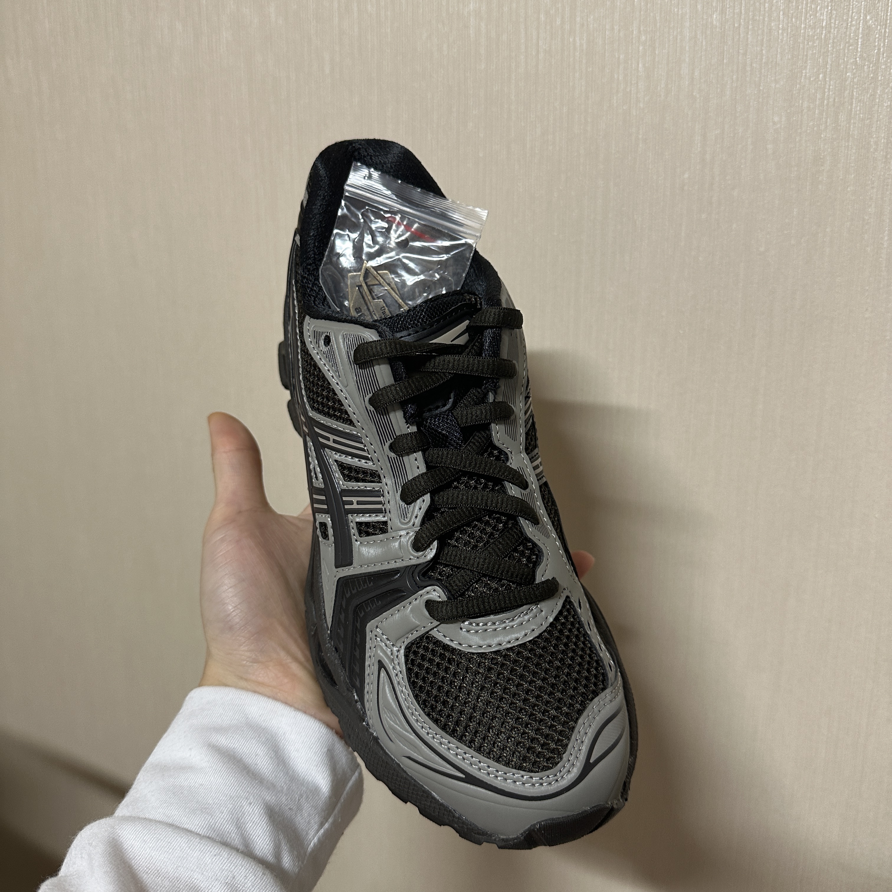 Asics x Atmos x Undermycar Gel-Kayano 14 Pepper Black 착용 스타일 - 2