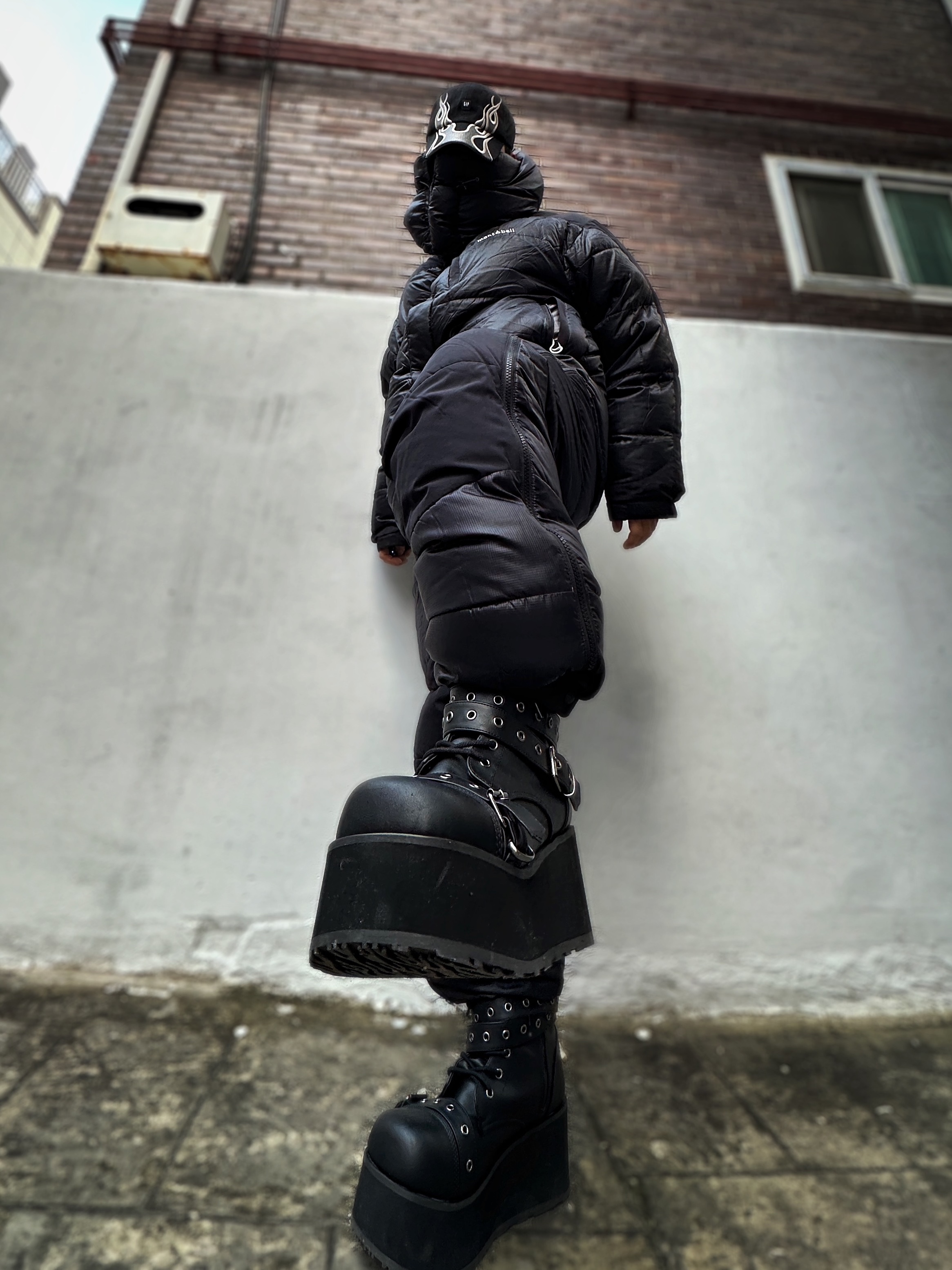 Yeezy Gap Engineered By Balenciaga Flame Cap Black, Montbell Down Hanten Jacket Maroon 착용 스타일 - 2