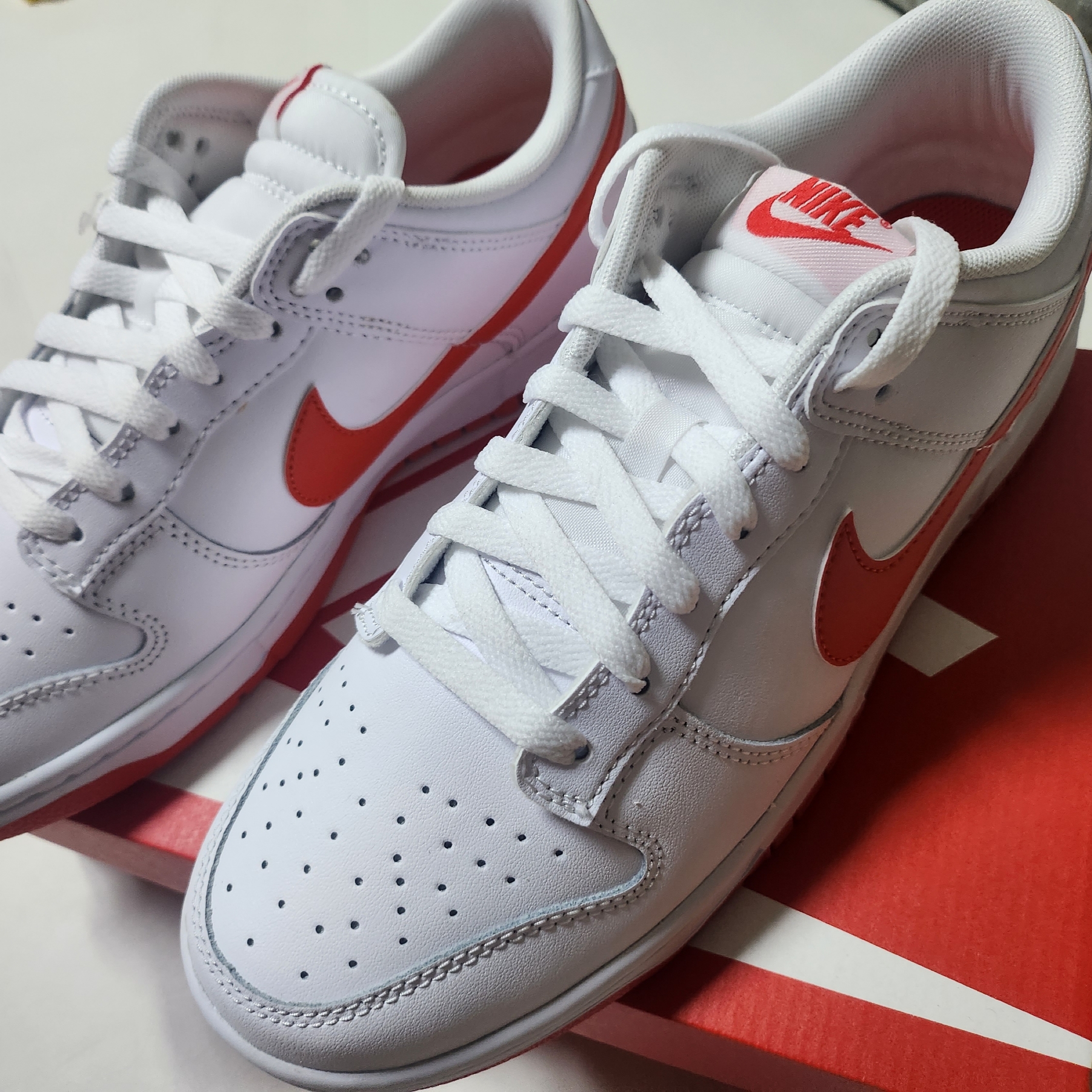 Nike Dunk Low Retro White Picante Red 착용 스타일 - 1