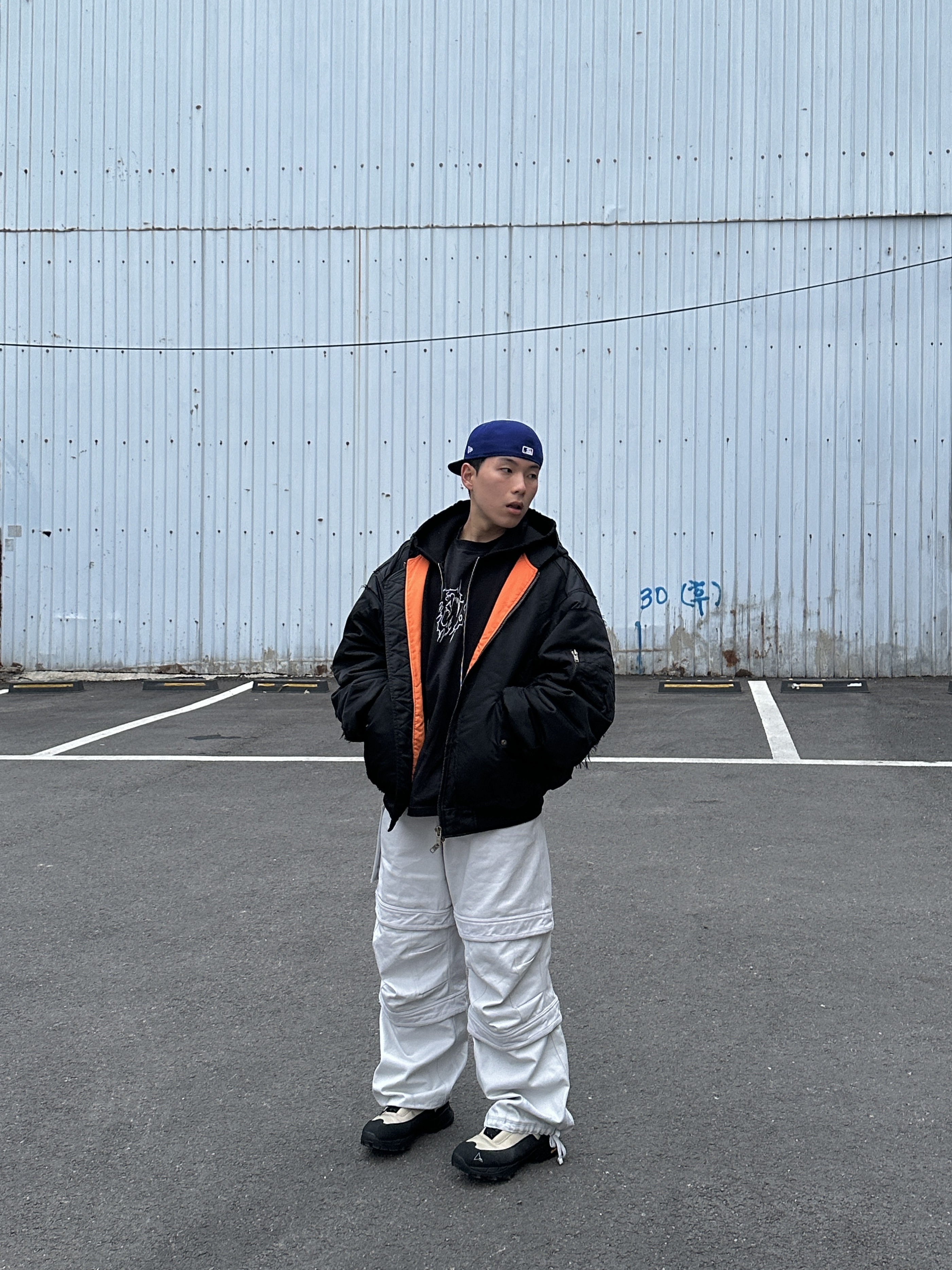 Project G/R Reworked Hooded Bomber Jacket Black, Farfromwhat Far Layered Work Pants White 착용 스타일 - 1