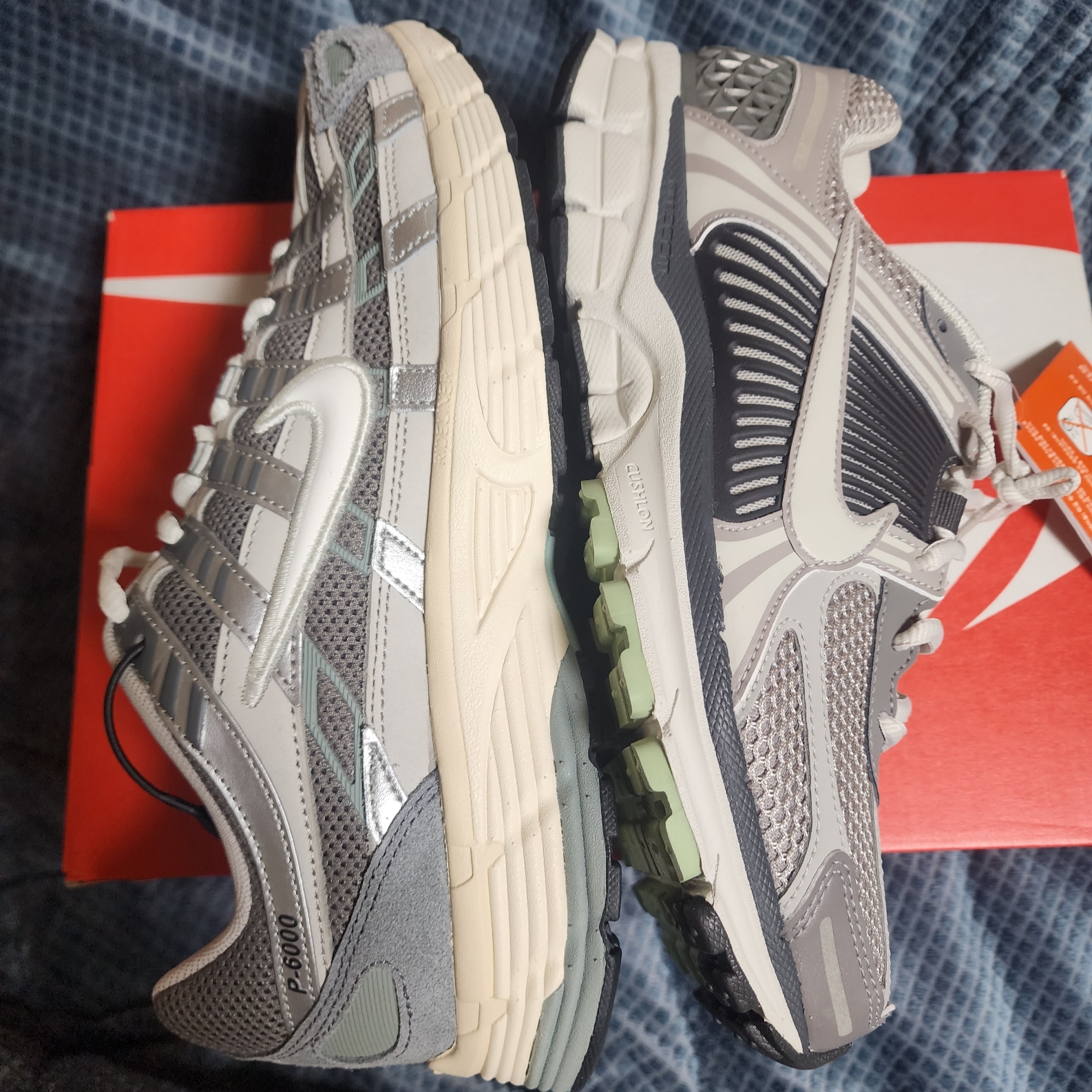 Nike P-6000 Flat Pewter Light Iron Ore, (W) Nike Zoom Vomero 5 Cobblestone and Flat Pewter 착용 스타일 - 1
