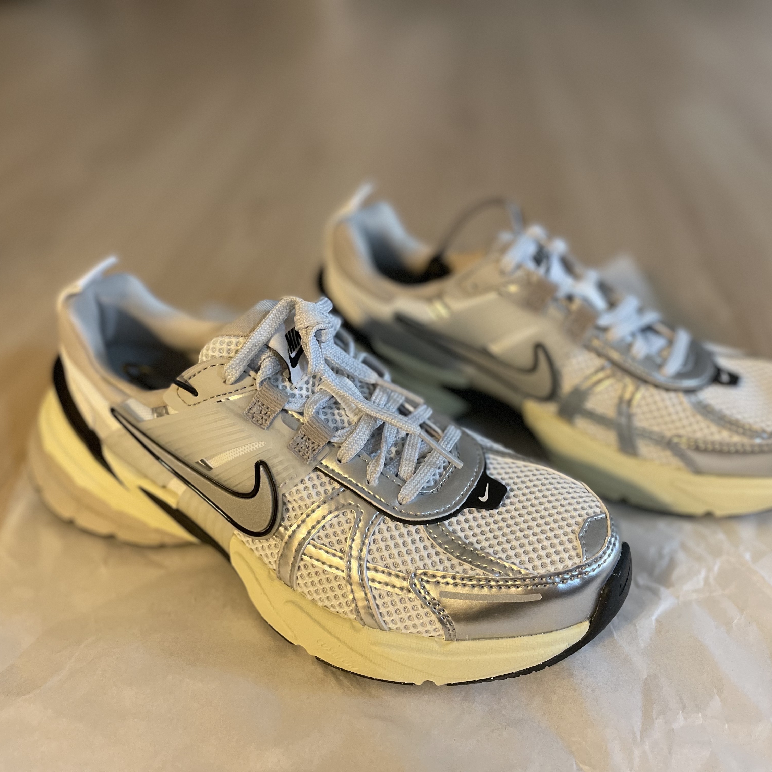 Nike V2K Run Summit White Metallic Silver 착용 스타일 - 3