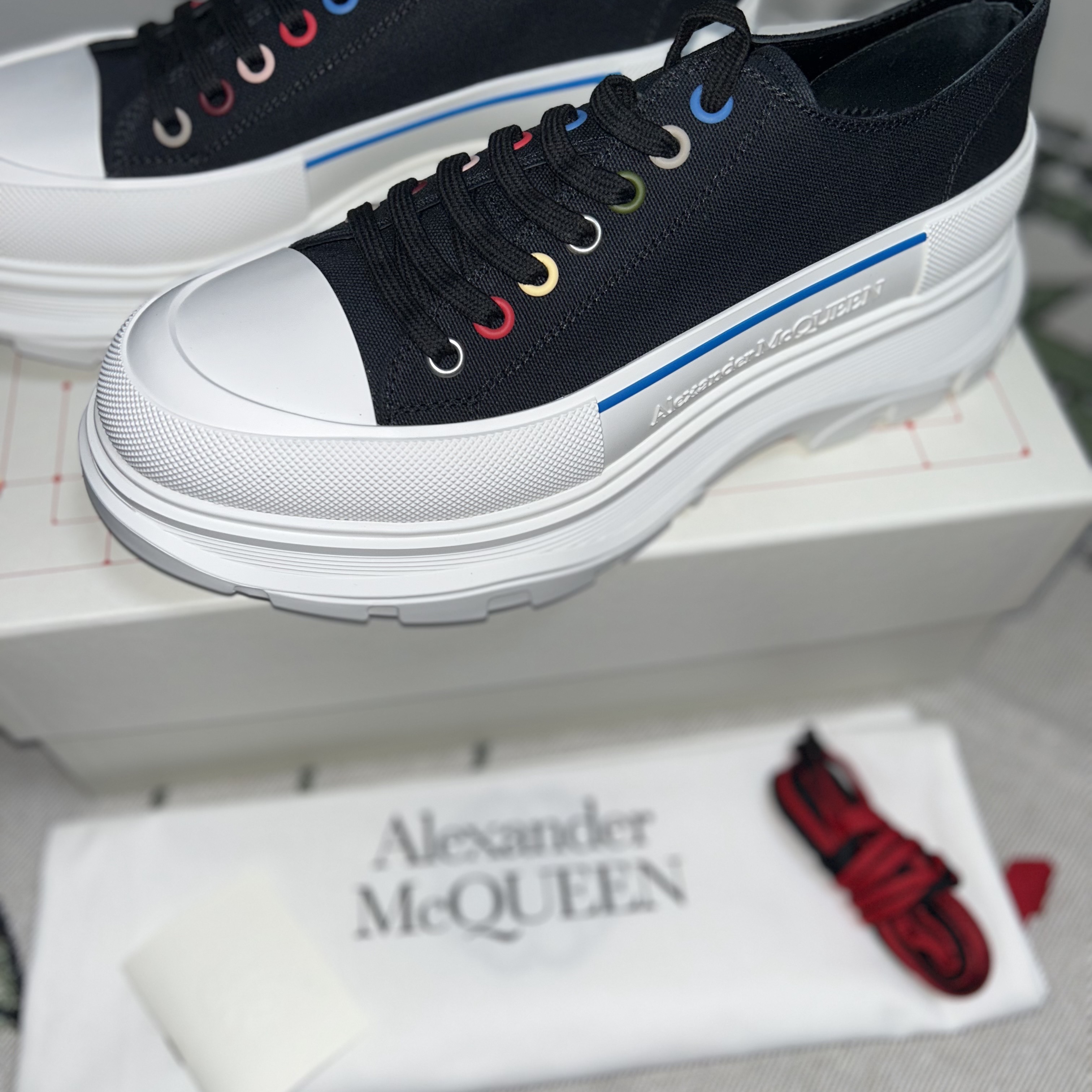 Alexander McQueen Tread Slick Lace Up Black 착용 스타일 - 3