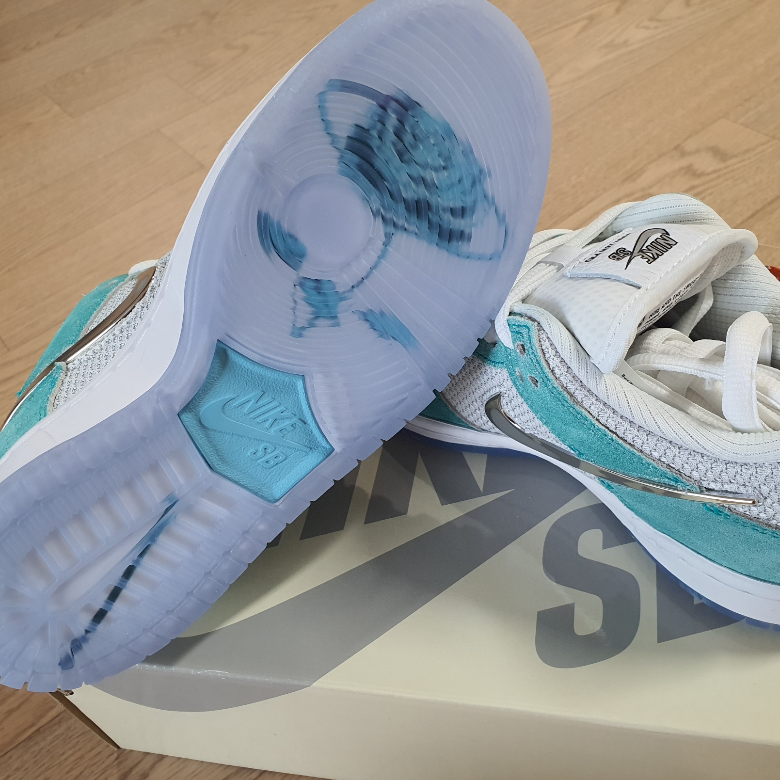 Nike x April Skateboards SB Dunk Low Pro QS Racer Blue Metallic Silver 착용 스타일 - 1
