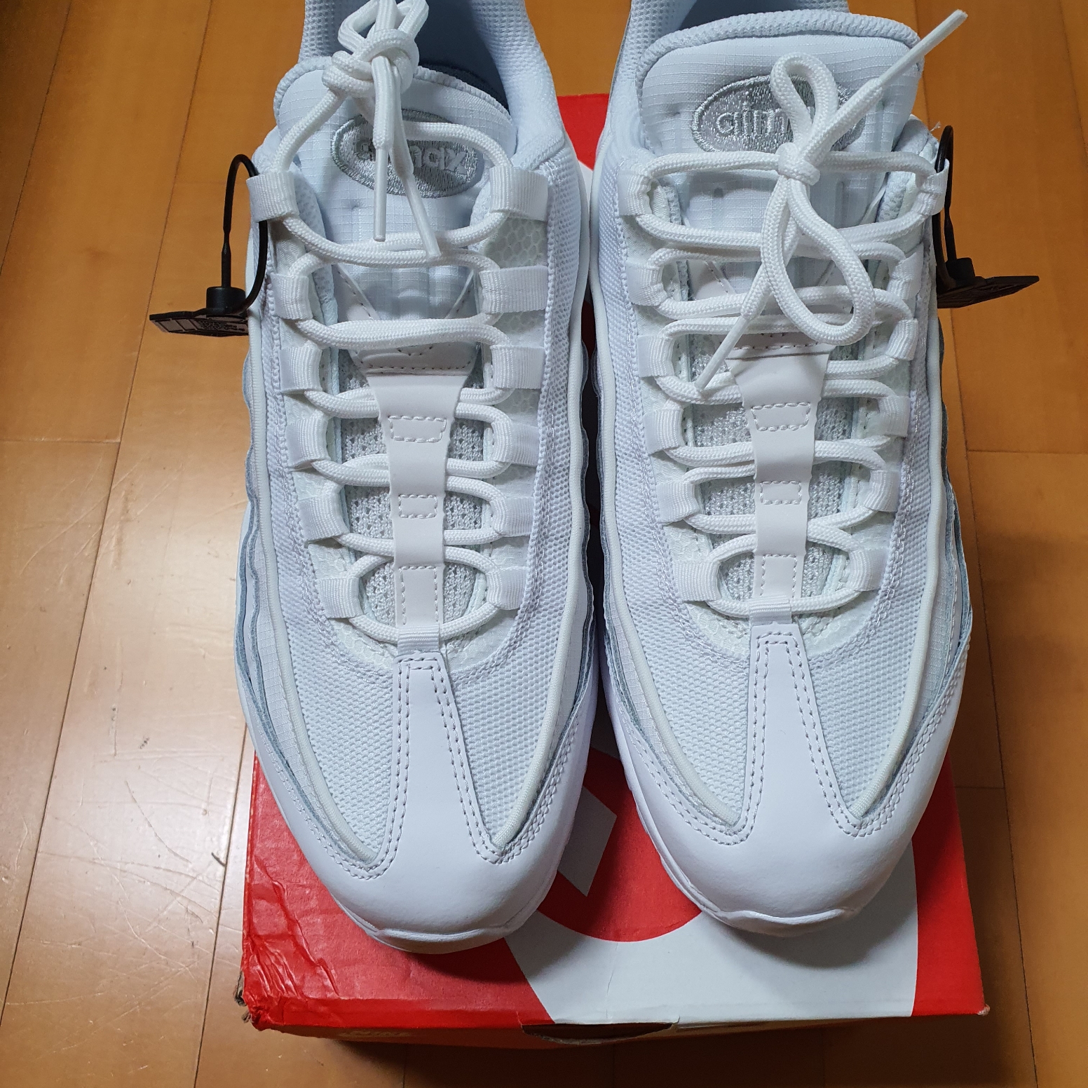 Nike Air Max 95 Essential Triple White 착용 스타일