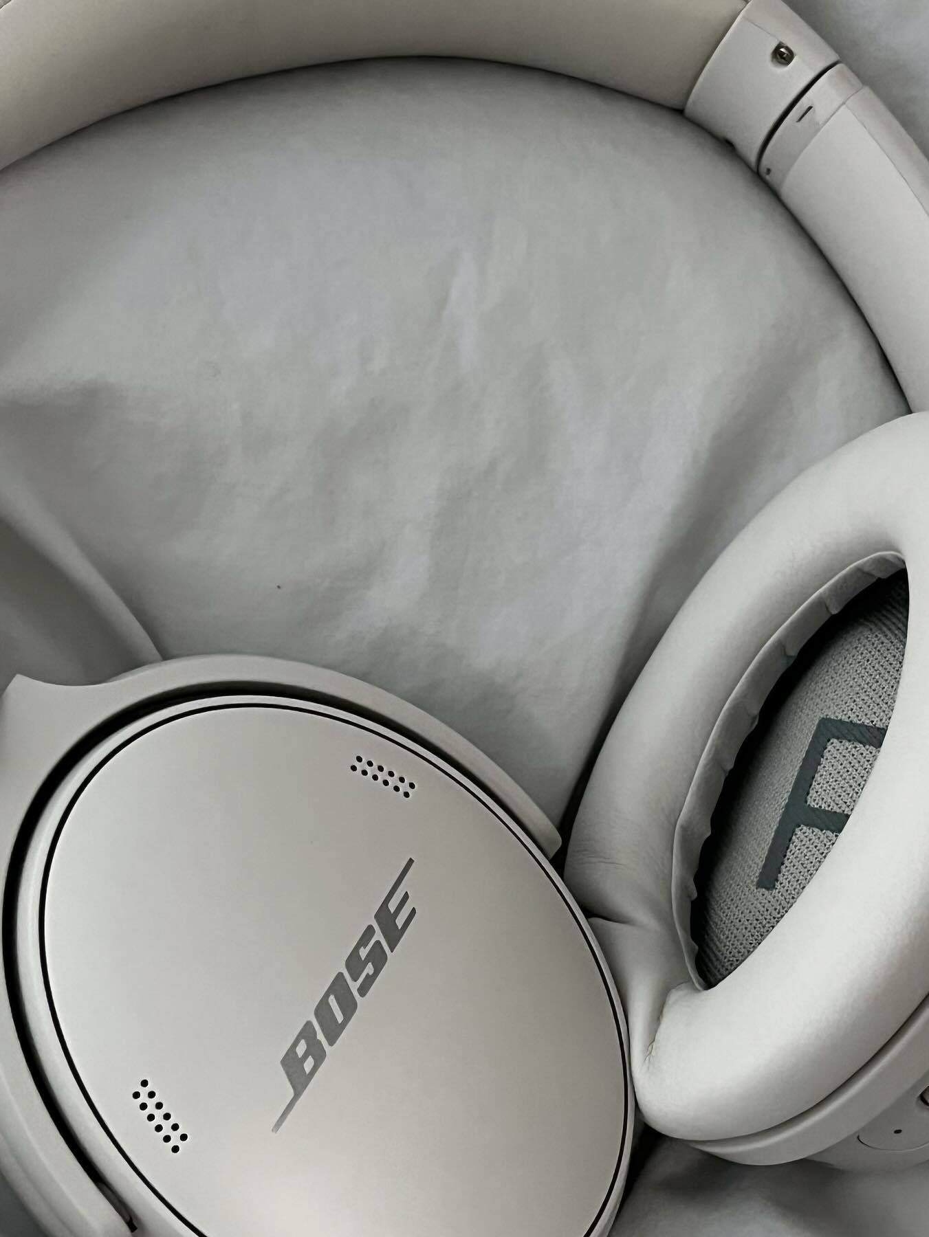 BOSE QC45 White Smoke (Korean Ver.) 착용 스타일 - 2