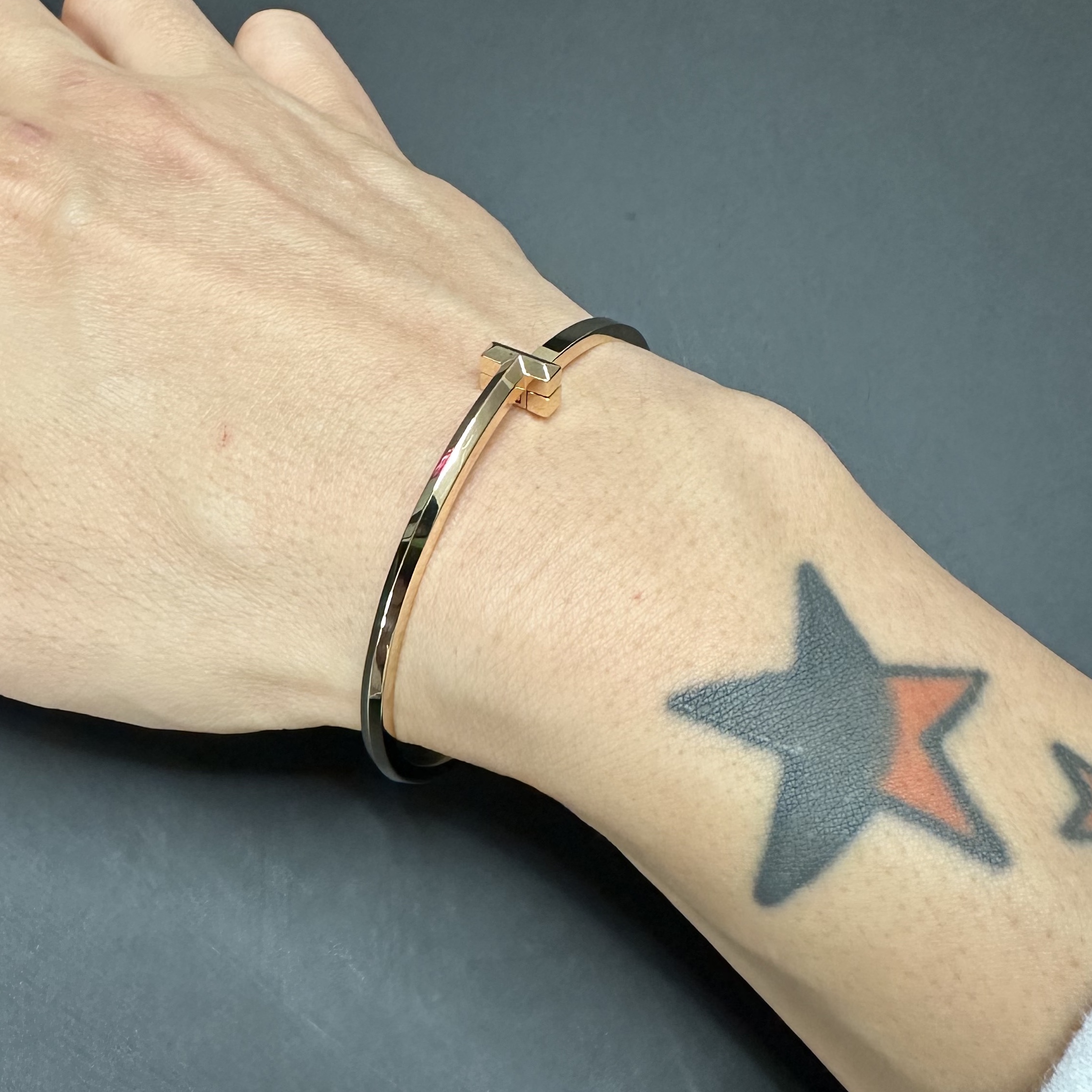 Tiffany & Co. Tiffany T1 Narrow Hinged Bangle Rose Gold, Fred Force 10 Steel Cable Bracelet Large 18K White Gold 착용 스타일 - 3