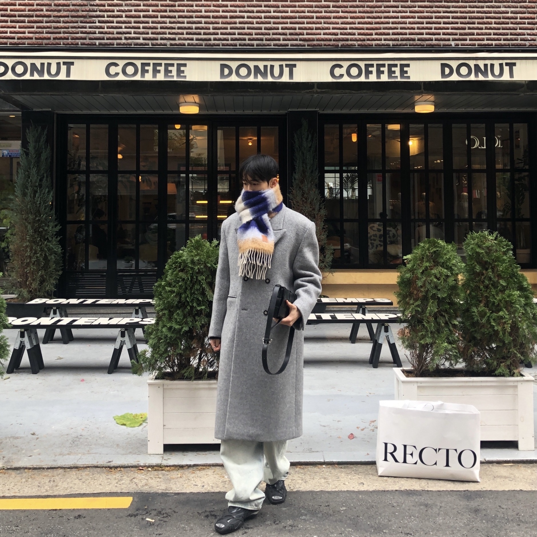 [KREAM 단독] STU Overfit Double Breasted Cashmere Coat Grey, Balenciaga Tyrex Sneakers Black 착용 스타일