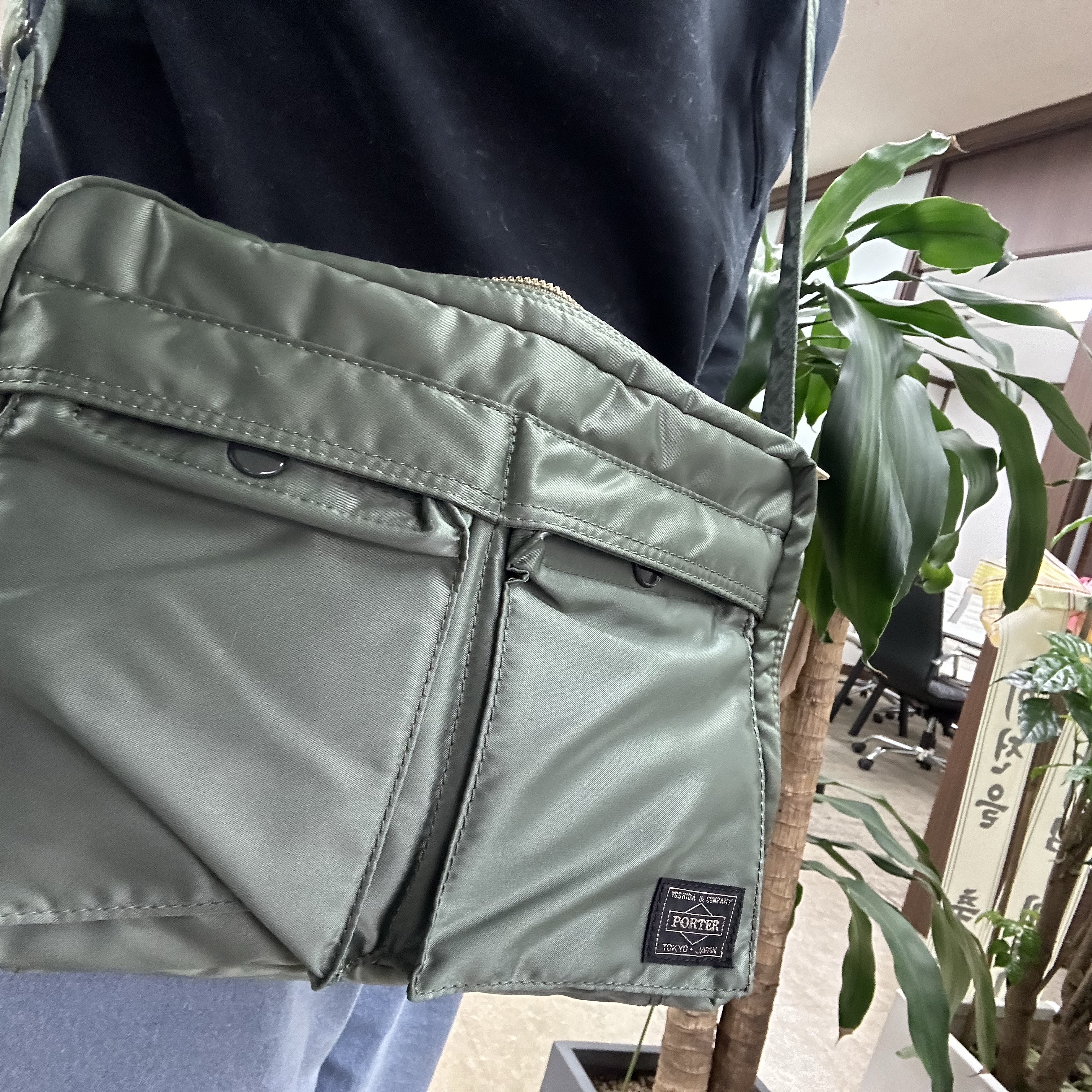 Porter Tanker Shoulder Bag L Sage Green 착용 스타일