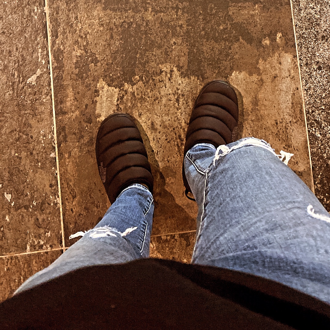 The North Face Nuptse Mule Black 착용 스타일