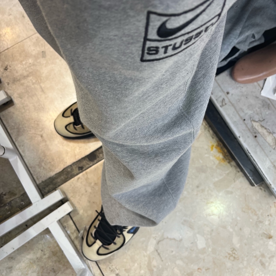 Nike x Stussy Air Penny II Rattan and Limestone, Nike x Stussy NRG RA Fleece Pants Dark Grey Heather (DJ9490-063) 착용 스타일