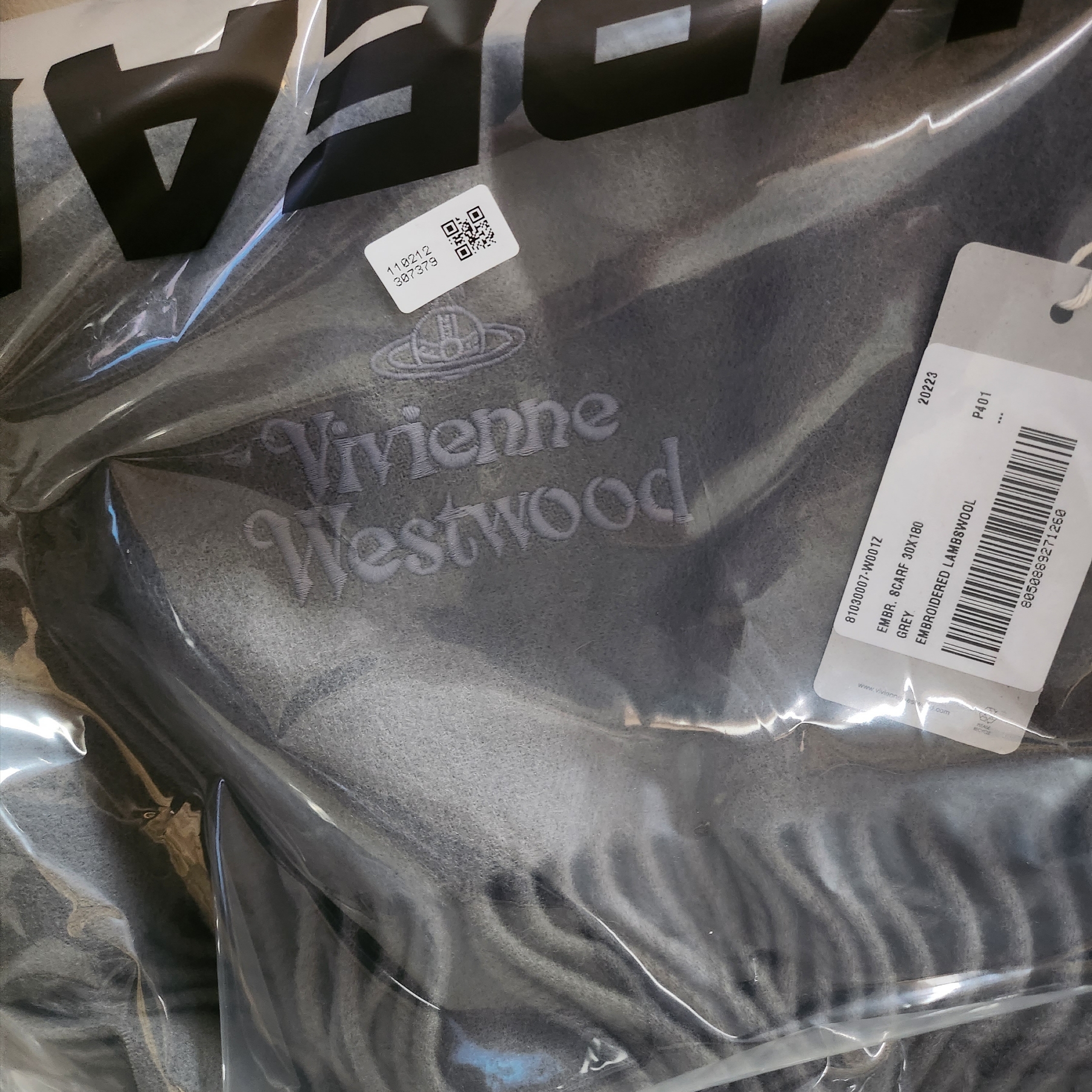 Vivienne Westwood  Embroidered Lambswool Muffler Grey 착용 스타일