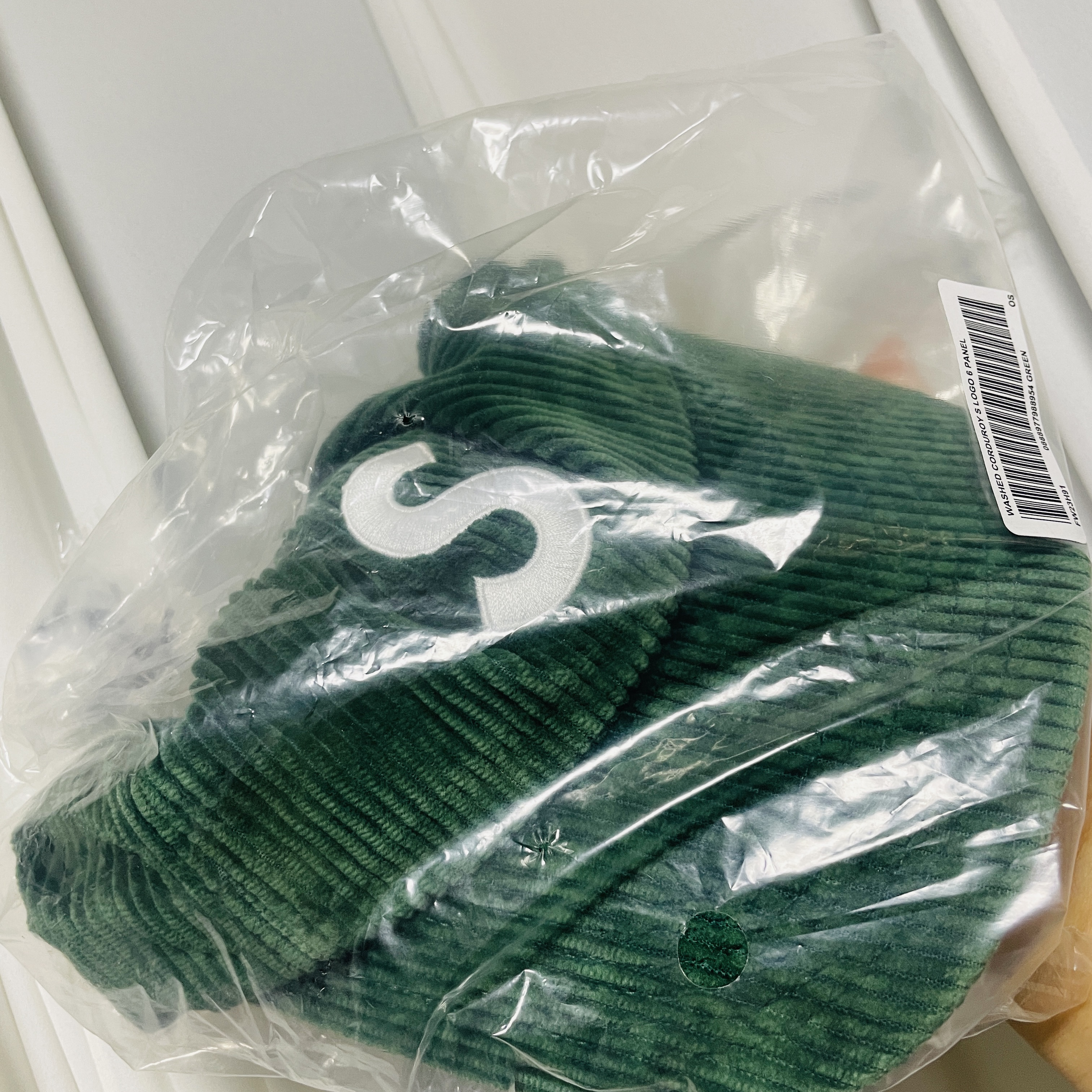 Supreme Corduroy S Logo 6-Panel Green - 23FW, Supreme Corduroy S Logo 6-Panel Red - 23FW 착용 스타일 - 2