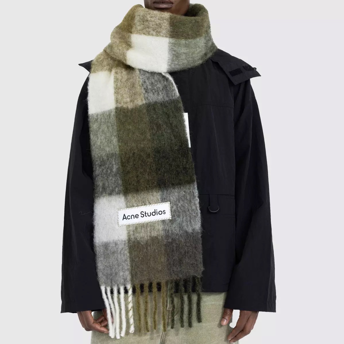 Acne Studios Mohair Check Muffler Taupe Green Black, Acne Studios Narrow Wool Fringe Muffler Grey Melange 착용 스타일 - 3