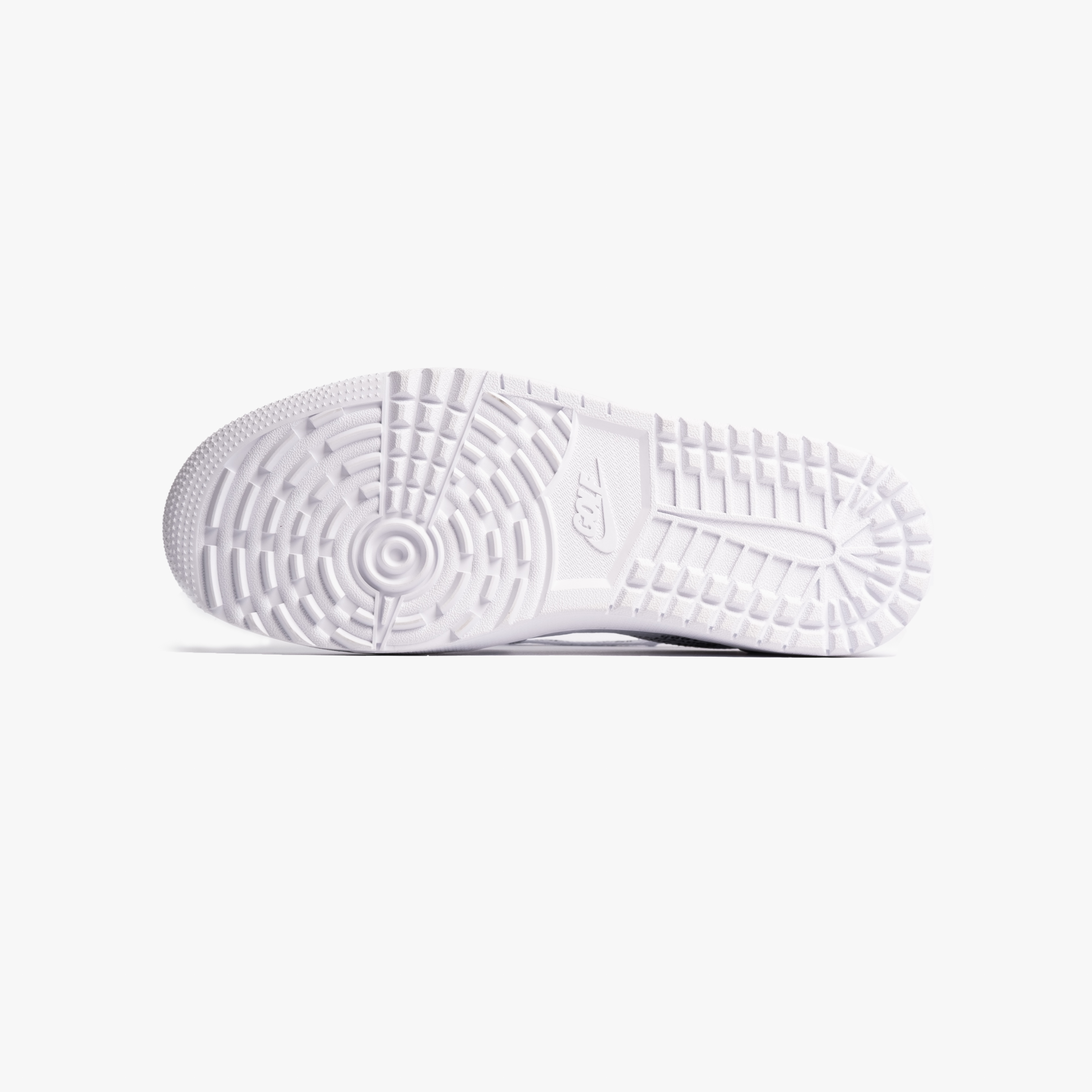 Jordan 1 Low Golf Triple White 착용 스타일 - 2