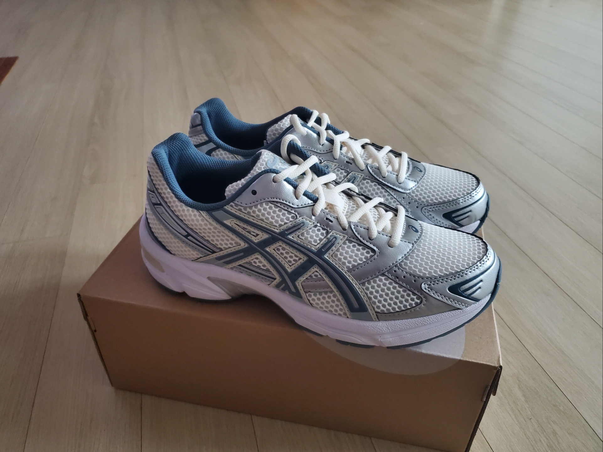Asics Gel-1130 Cream Ironclad 착용 스타일