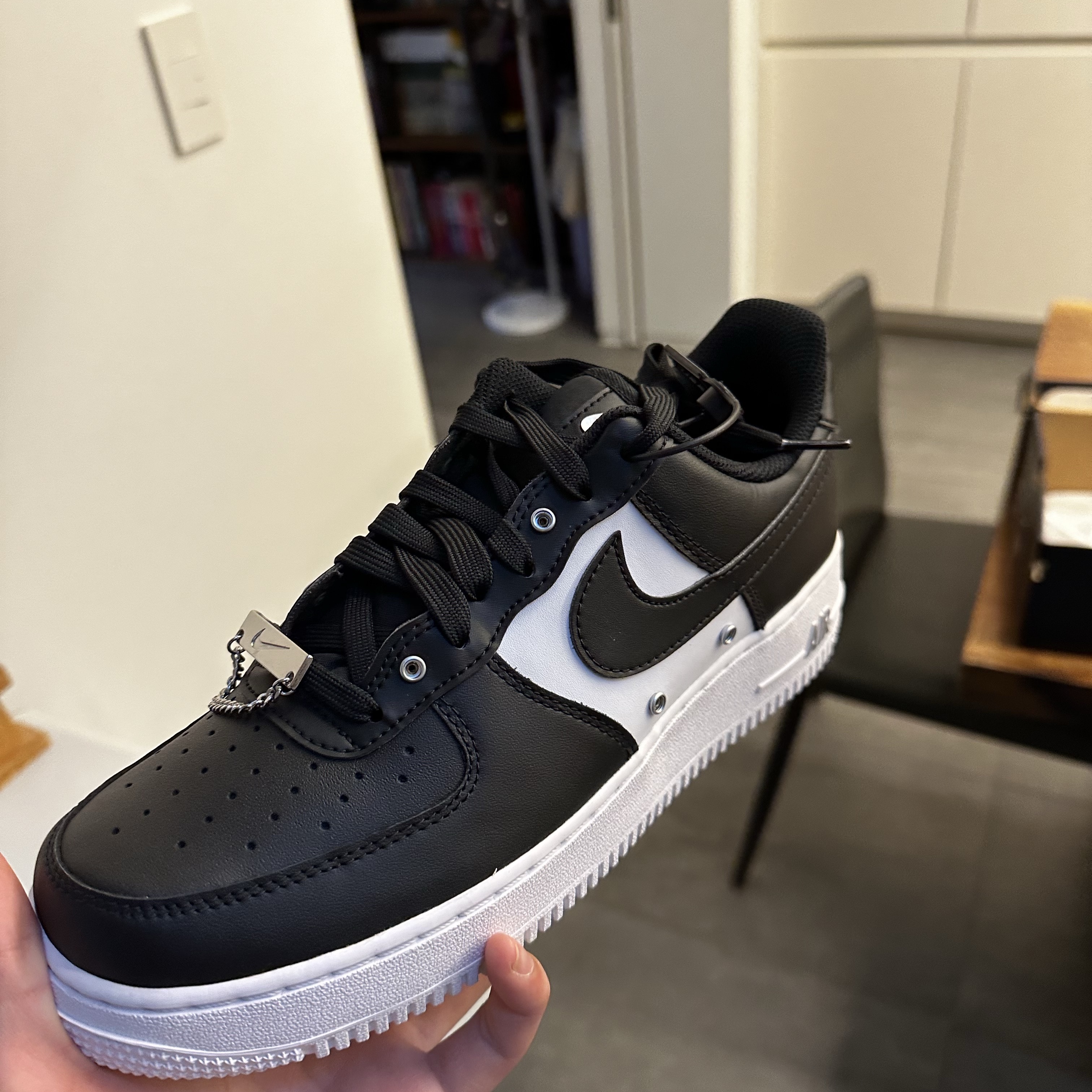 Nike Air Force 1 '07 PRM Black White 착용 스타일 - 3