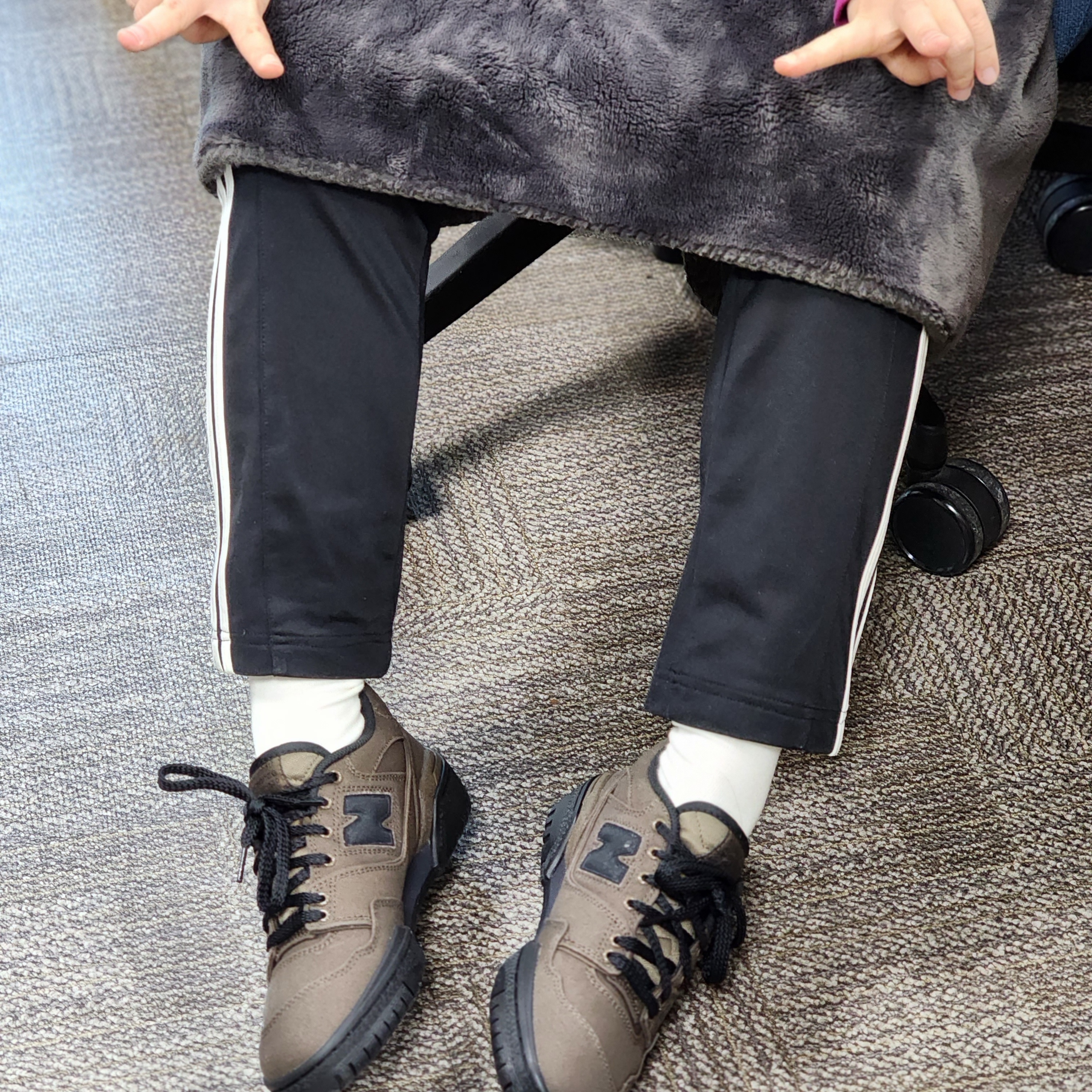 New Balance x Thisisneverthat 550 Brown Black 착용 스타일 - 2