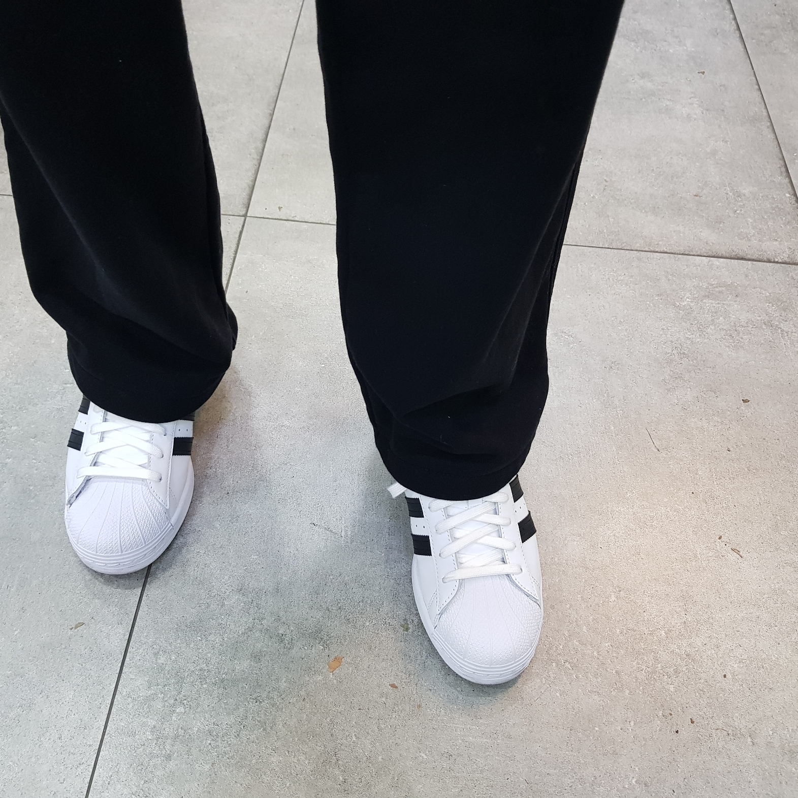 Adidas Superstar White Black 착용 스타일