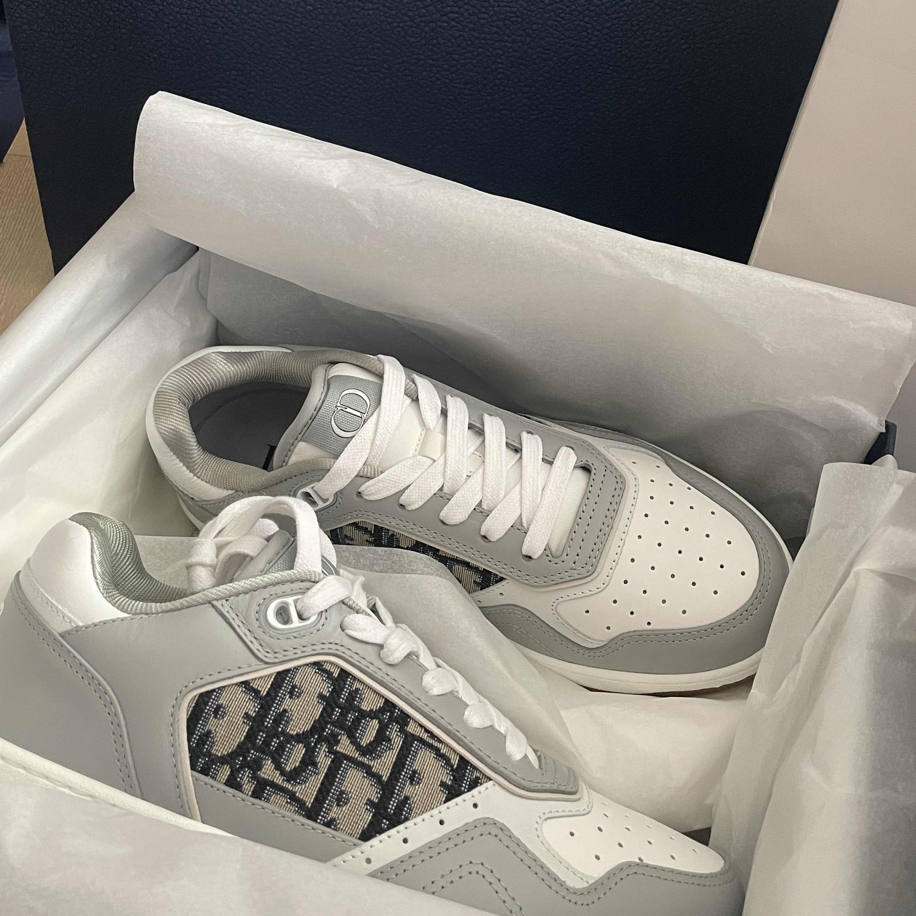Dior B27 Low-Top Sneakers Gray 착용 스타일 - 2