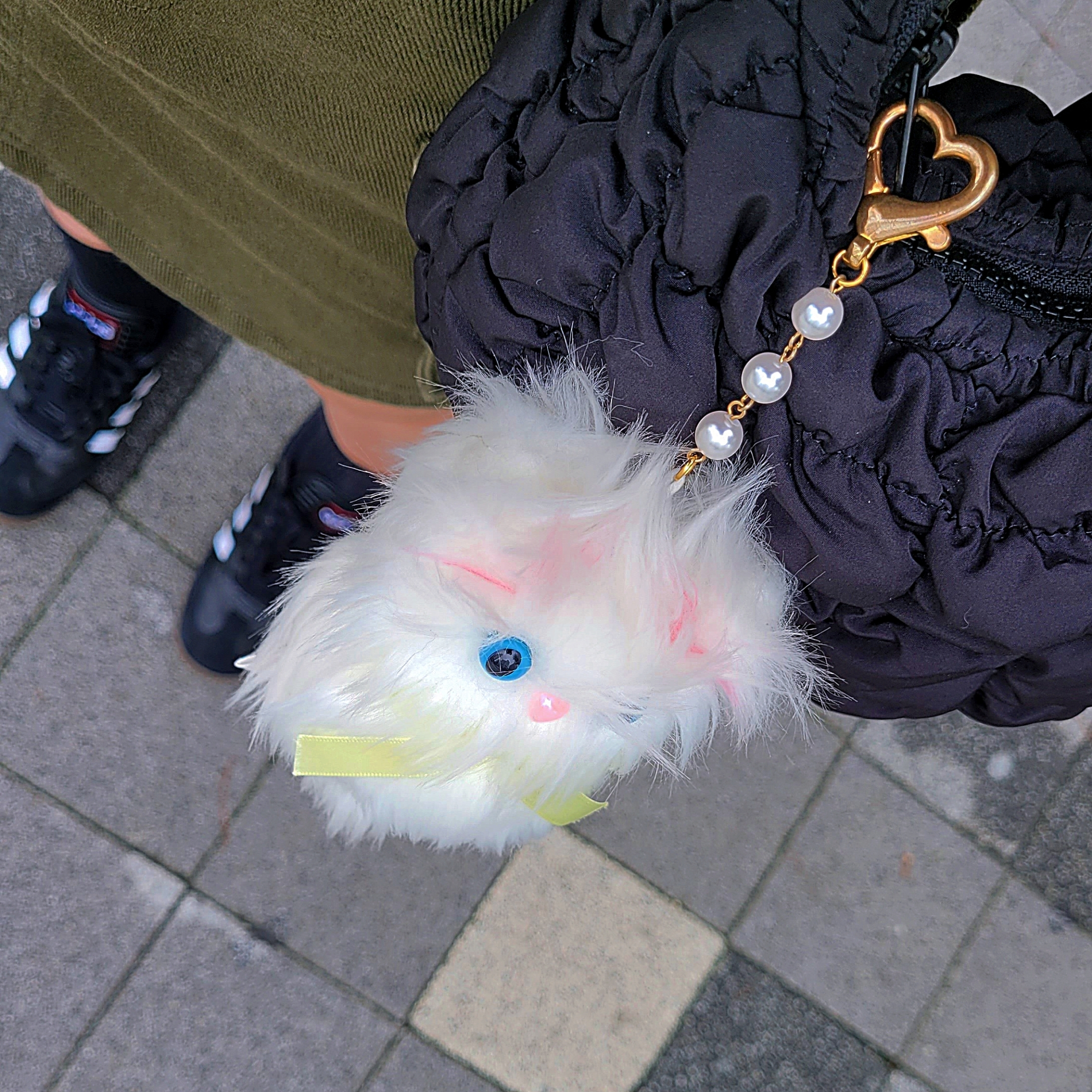 Jolielaide Shasha Keyring White, COS Quilted Micro Bag Black 착용 스타일