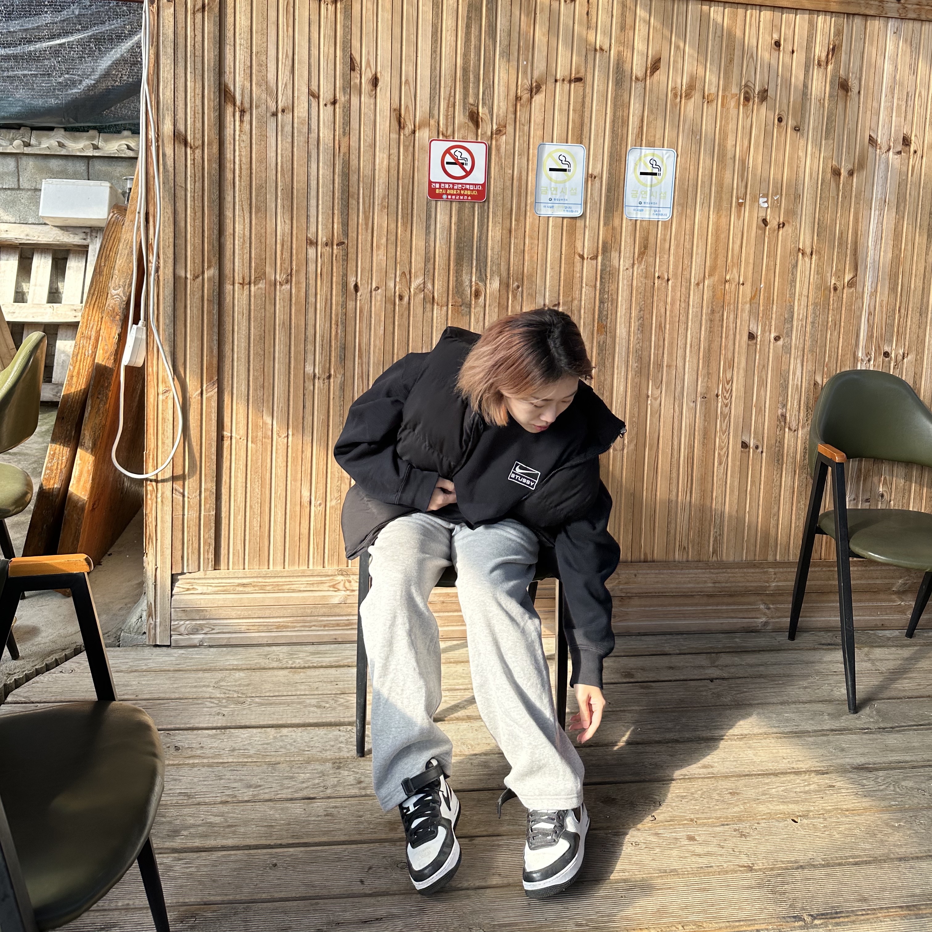 Nike x Stussy NRG Washed Fleece Crewneck Black (DO5310-010), Nike x Stussy Air Force 1 '07 Mid SP Black and Light Bone 착용 스타일 - 2