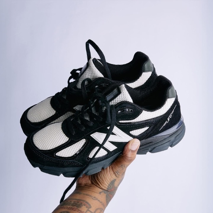 New Balance x Joe Freshgoods 990v4 Made in USA Black White, New Balance x Joe Freshgoods 990v4 Made in USA White Black 착용 스타일 - 3