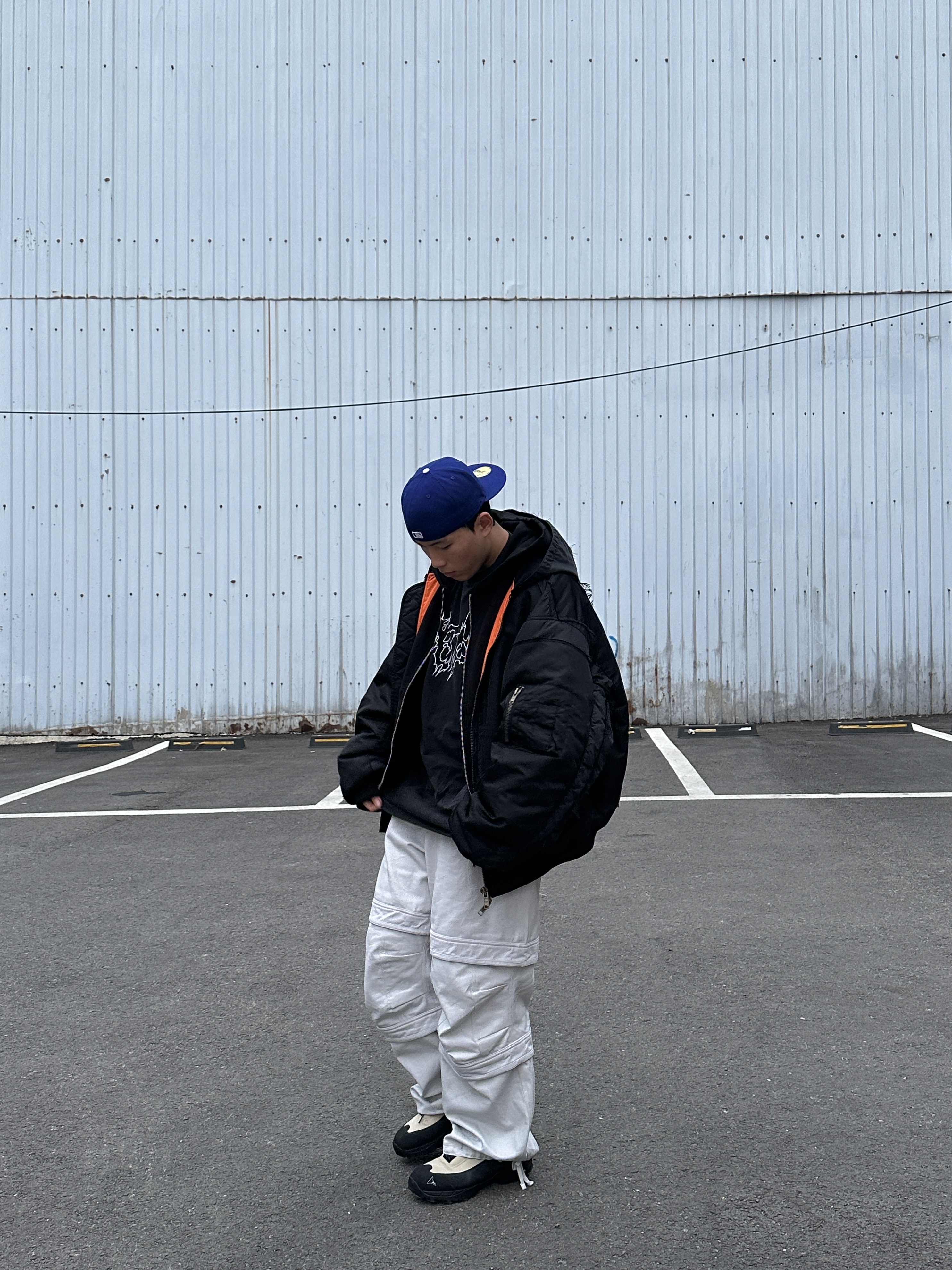 Project G/R Reworked Hooded Bomber Jacket Black, Farfromwhat Far Layered Work Pants White 착용 스타일 - 2