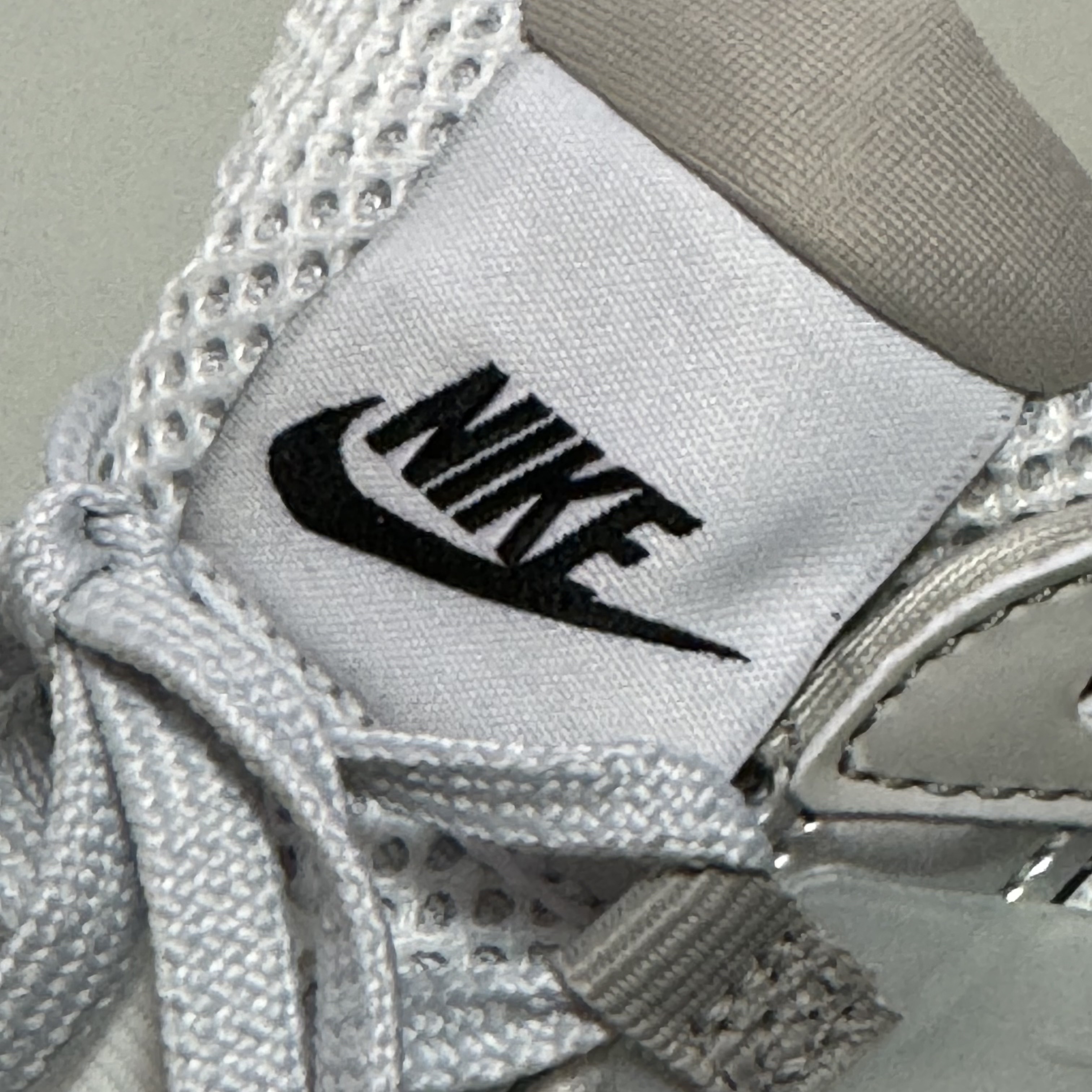 Nike V2K Run Summit White Metallic Silver 착용 스타일 - 4