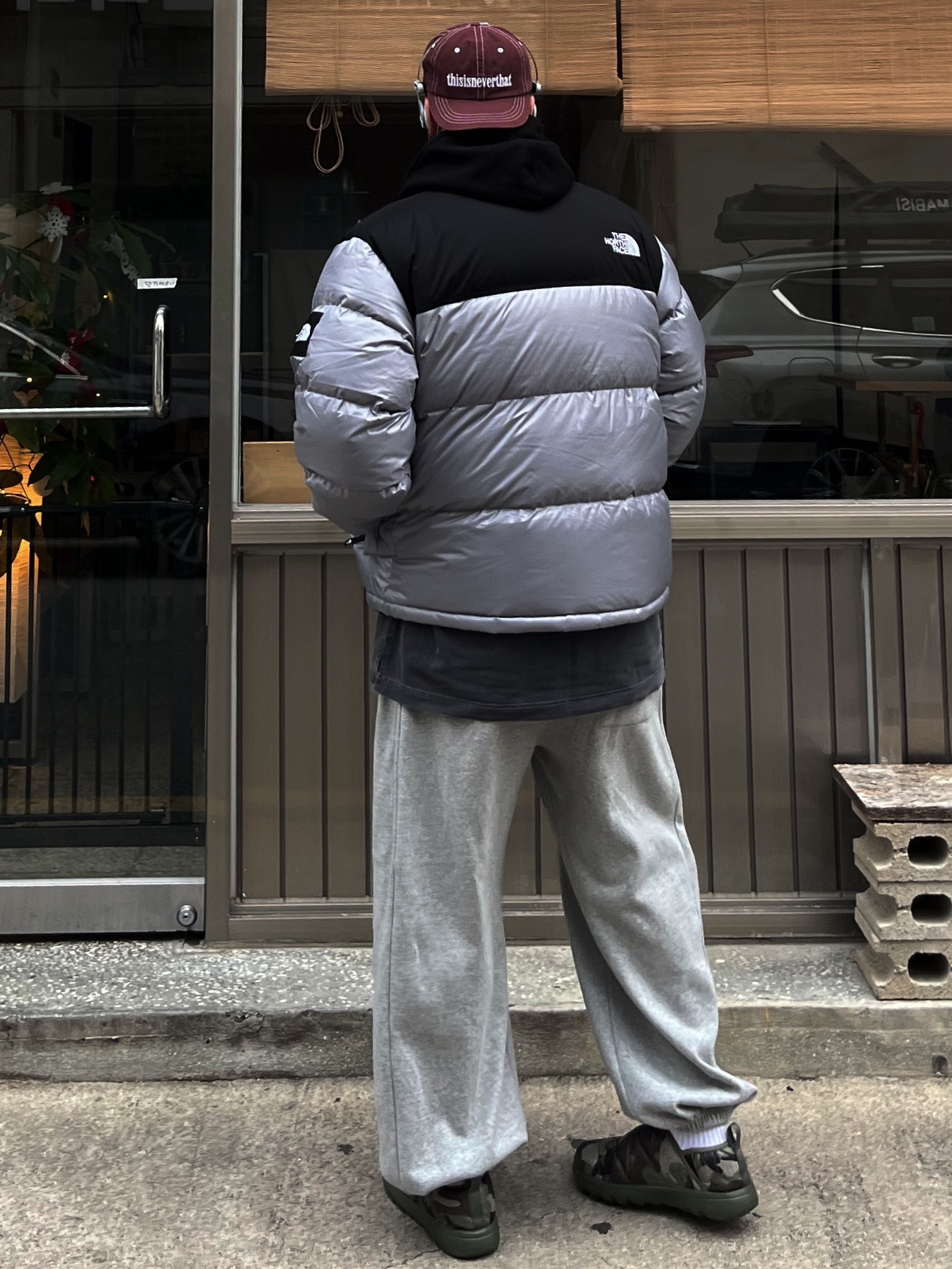 Supreme x Koss Portapro Headphones Silver - 23FW, The North Face White Label Novelty Nuptse Down Jacket Heather Gray 착용 스타일 - 2