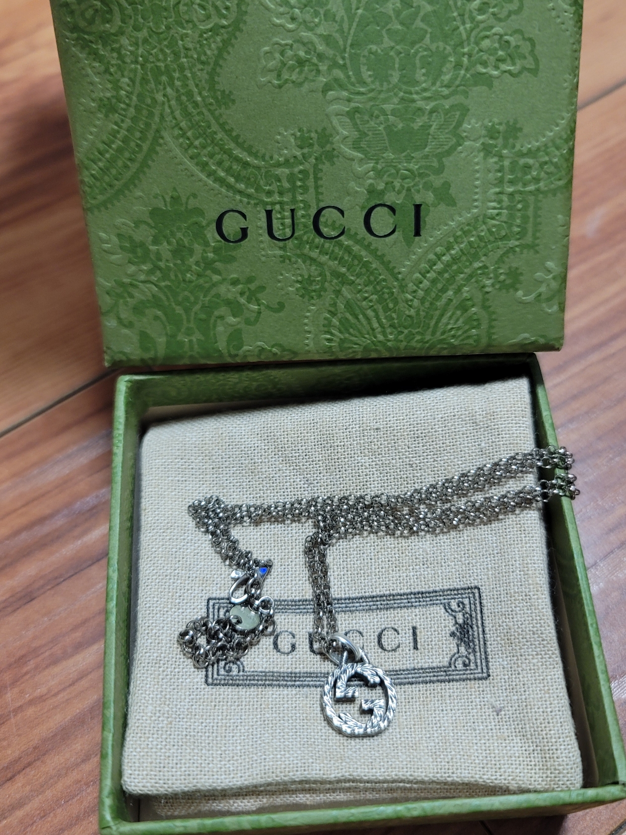 Gucci Interlocking G Pendant Necklace Silver 착용 스타일