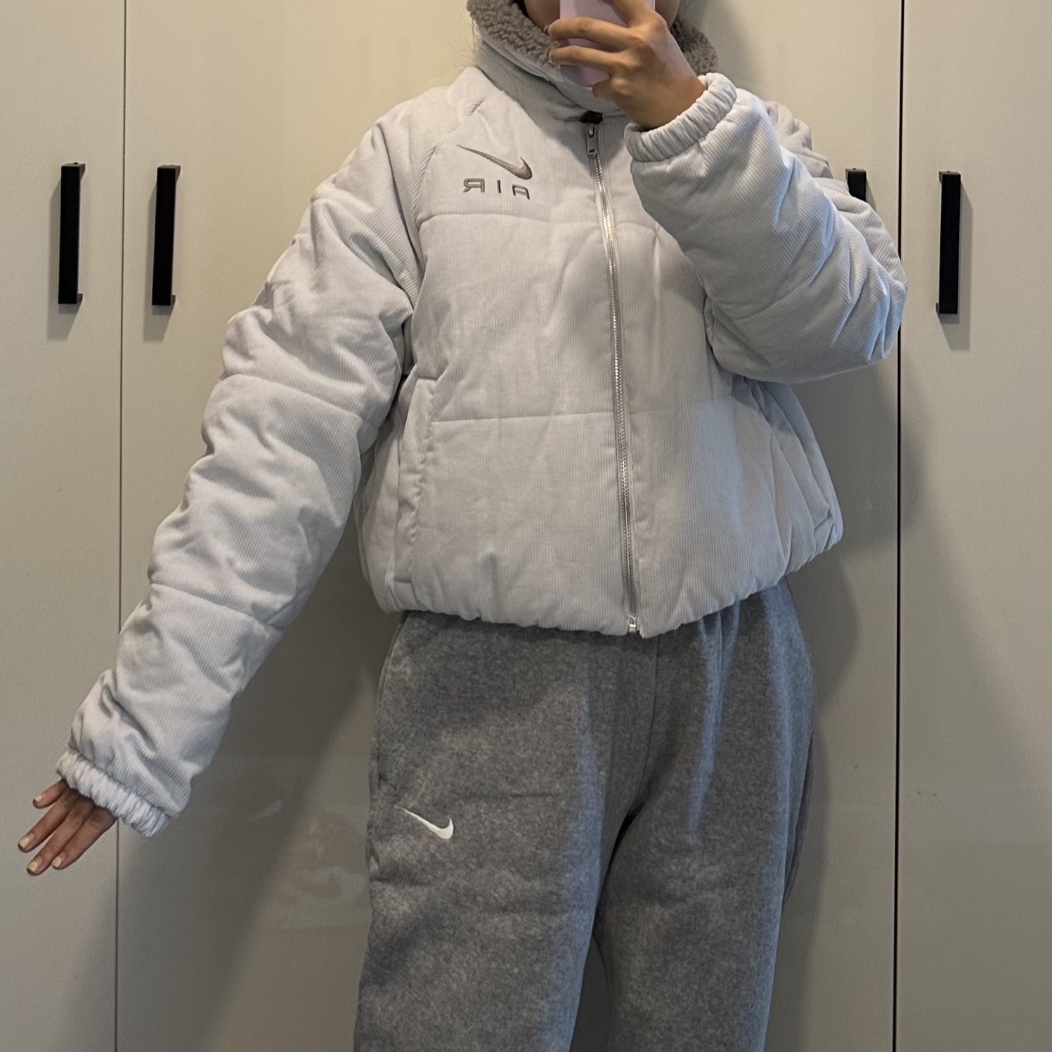 (W) Nike Air Therma-Fit Corduroy Cropped Jacket White - Asia, (W) Nike NSW Phoenix Fleece High Waisted Oversized Sweatpants Grey Heather - Asia 착용 스타일
