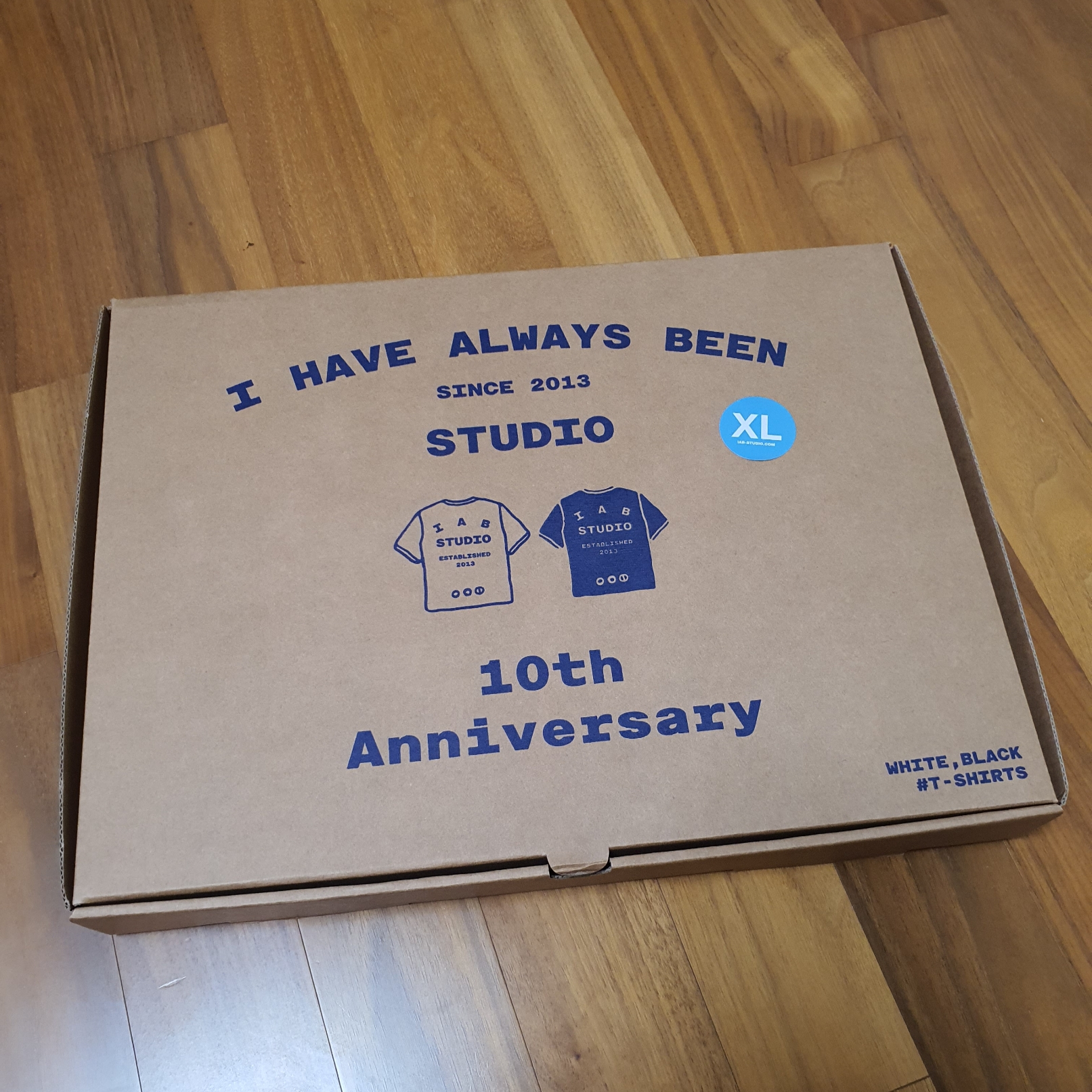 IAB Studio 10th Anniversary T-Shirts Pack White & Black (2 Pack) 착용 스타일 - 1
