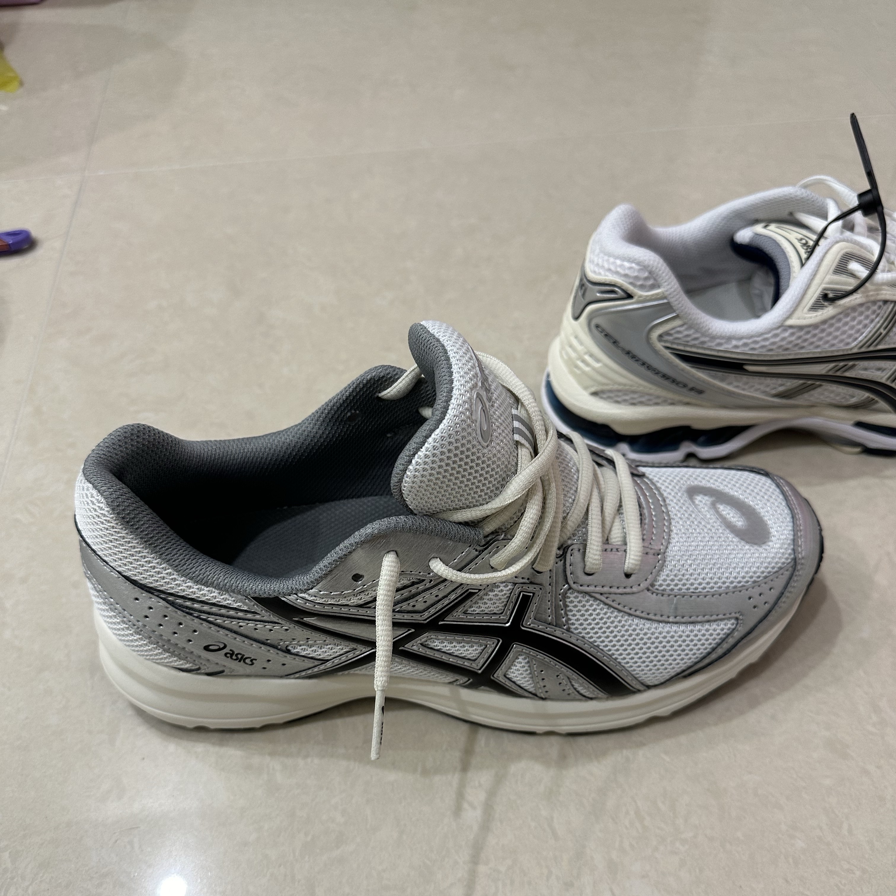 Asics Jog 100 S White Black - 2E Wide 착용 스타일