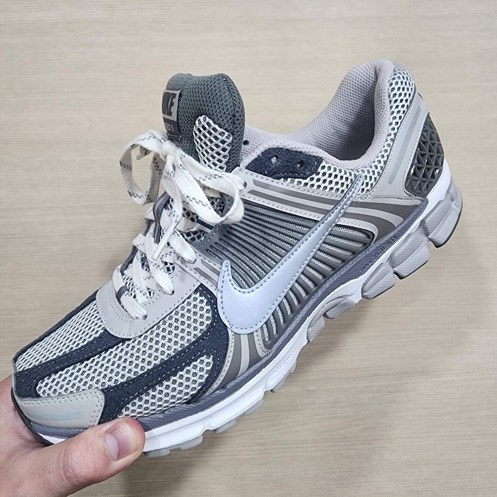 Nike Zoom Vomero 5 PRM Light Iron Ore and Flat Fewter 착용 스타일