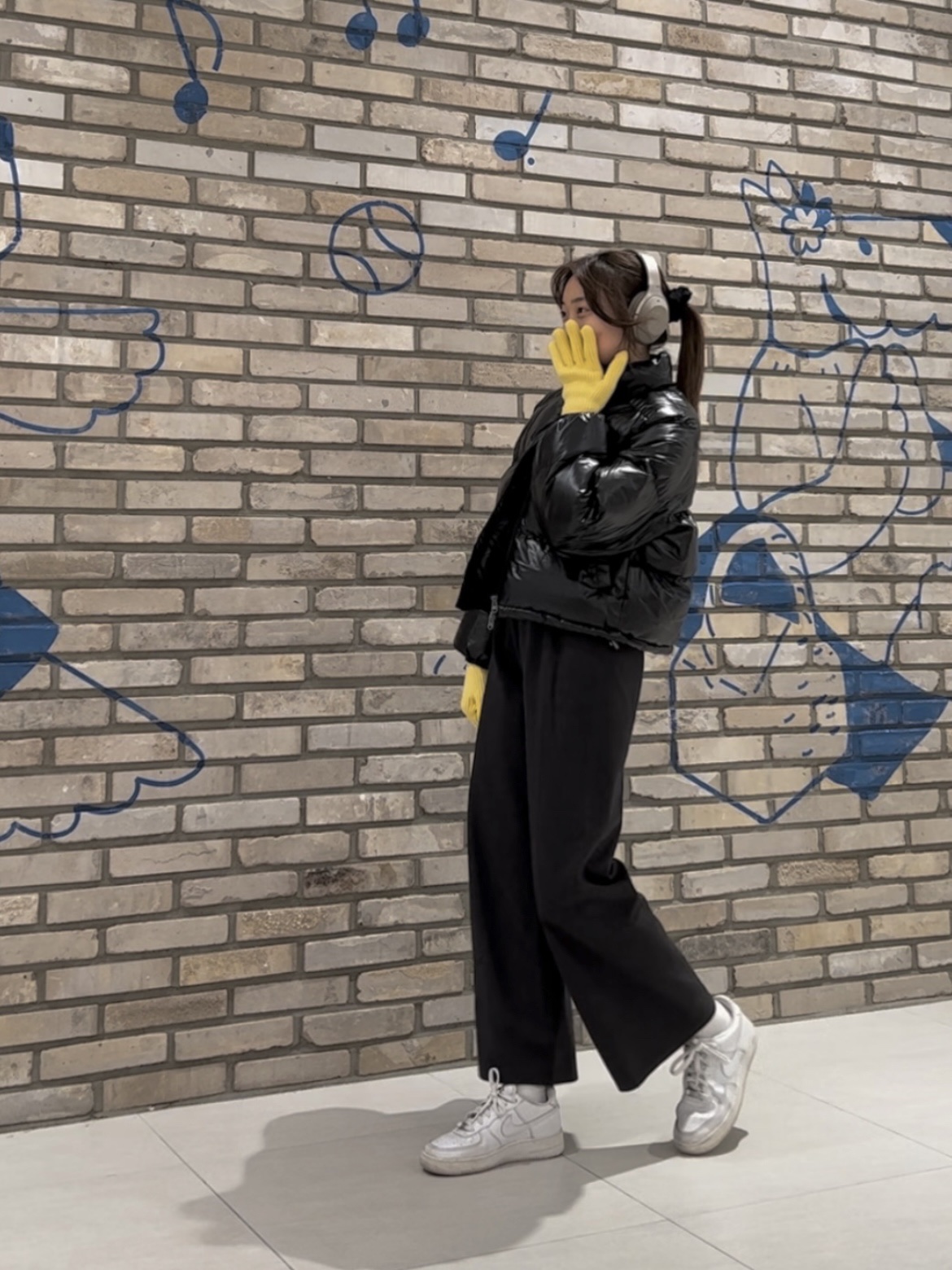 (W) Nike Air Force 1 '07 Low White, Sony WH-1000XM4 Platinum Silver (Korean Ver.) 착용 스타일 - 1