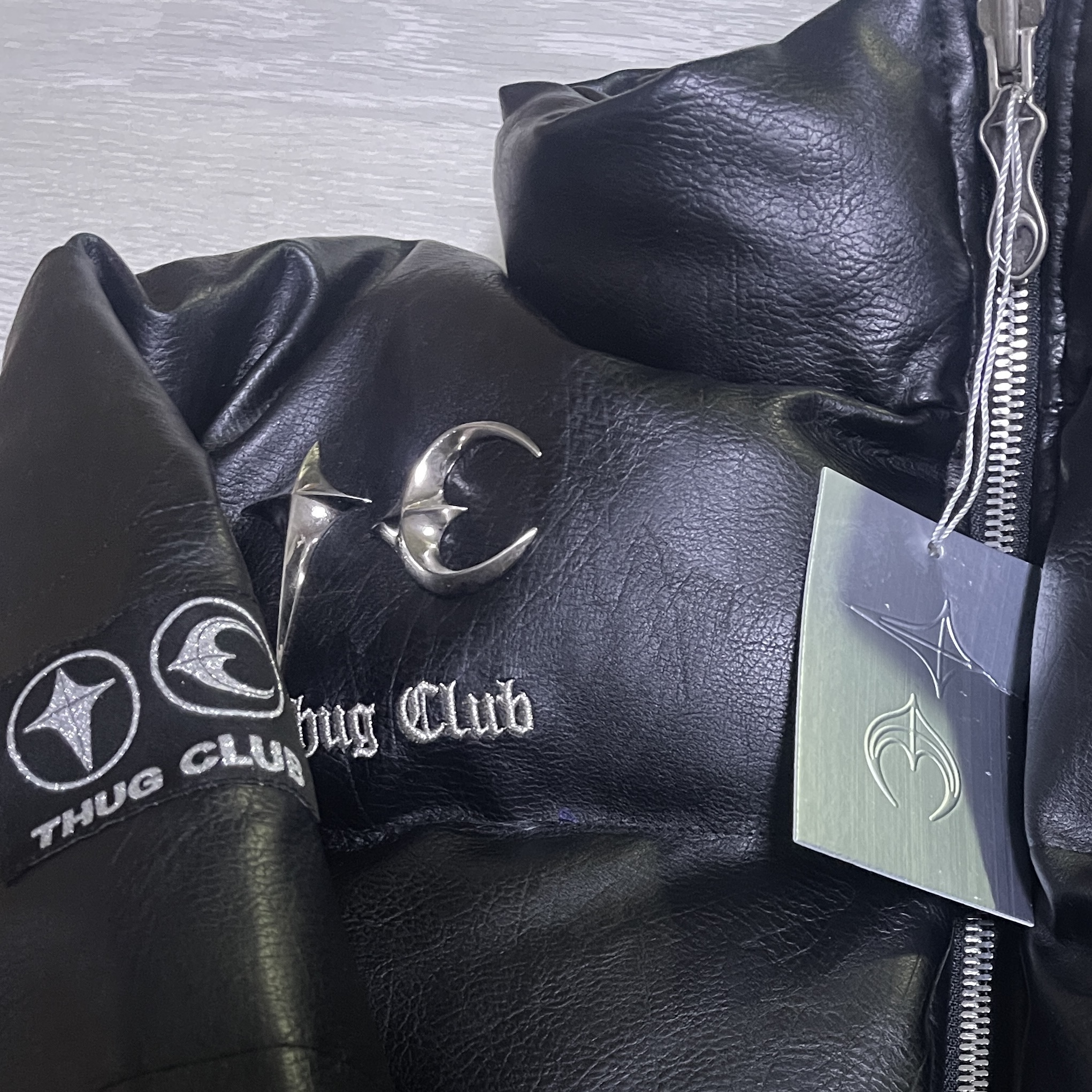 Thug Club Leather Puffer Jacket Black (Polyester) 착용 스타일 - 1