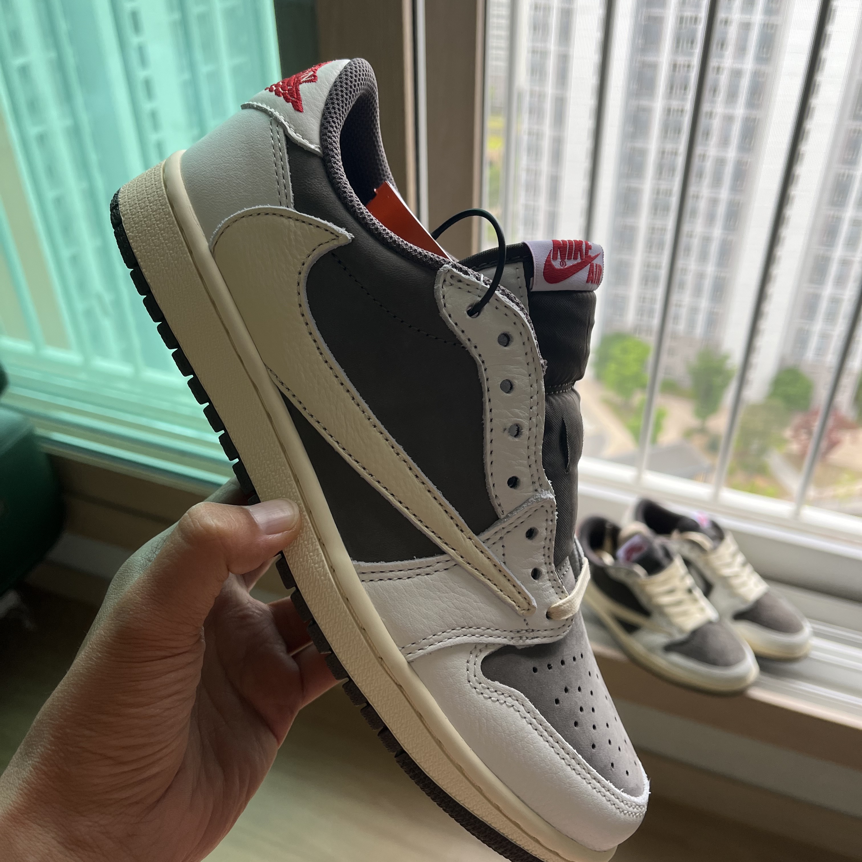 Jordan 1 x Travis Scott Retro Low OG SP Sail and Ridgerock 착용 스타일