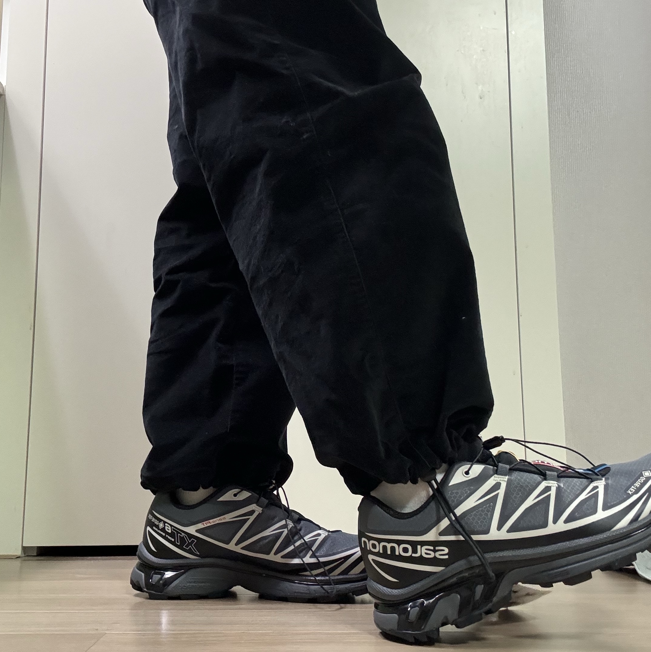 Salomon XT-6 Gore-Tex Black Ebony 착용 스타일 - 2
