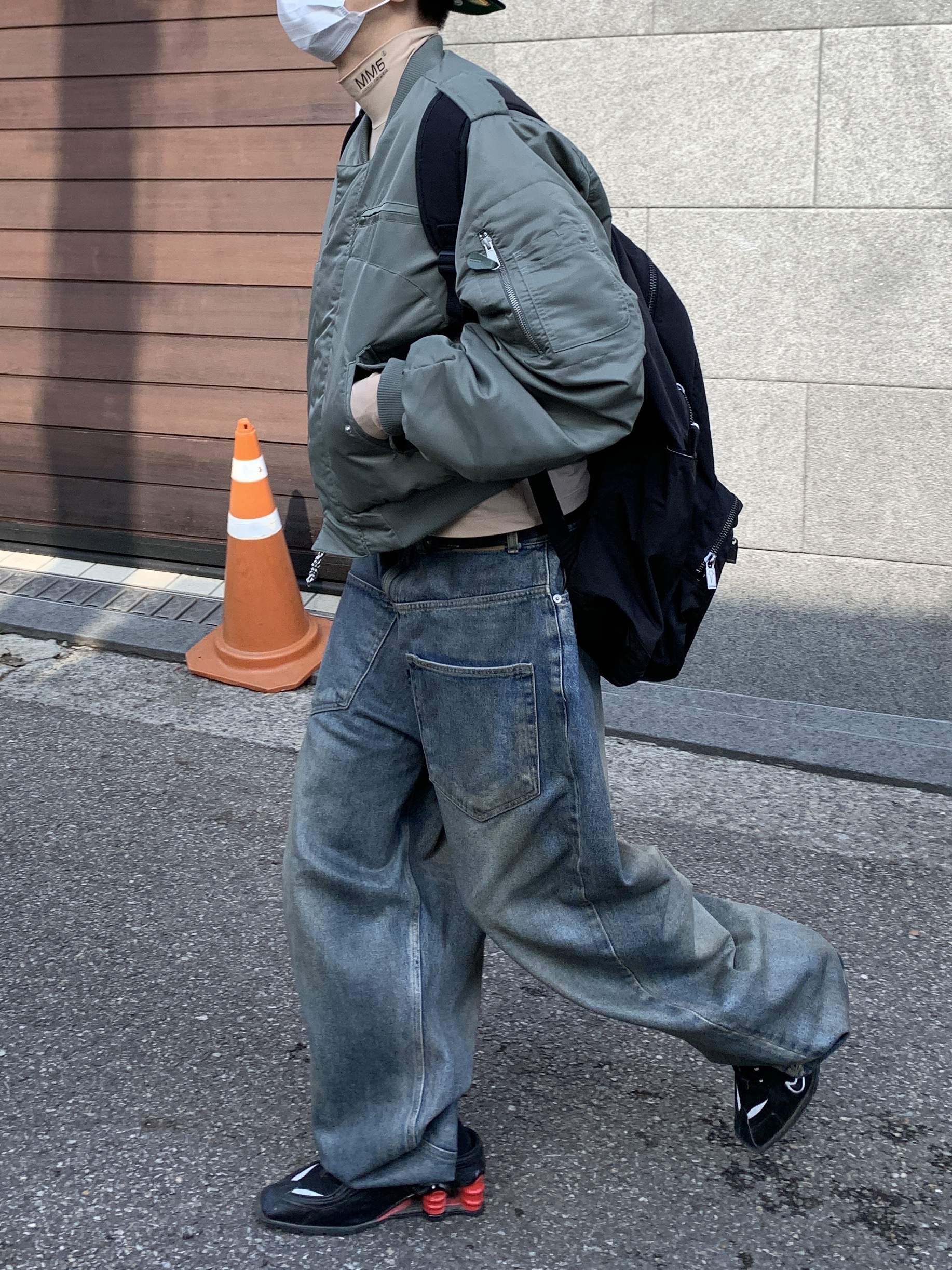 New Era x Fear of God 59FIFTY Corduroy Size Cap Black, Project G/R Coated Backward Denim Pants Blue 착용 스타일 - 5