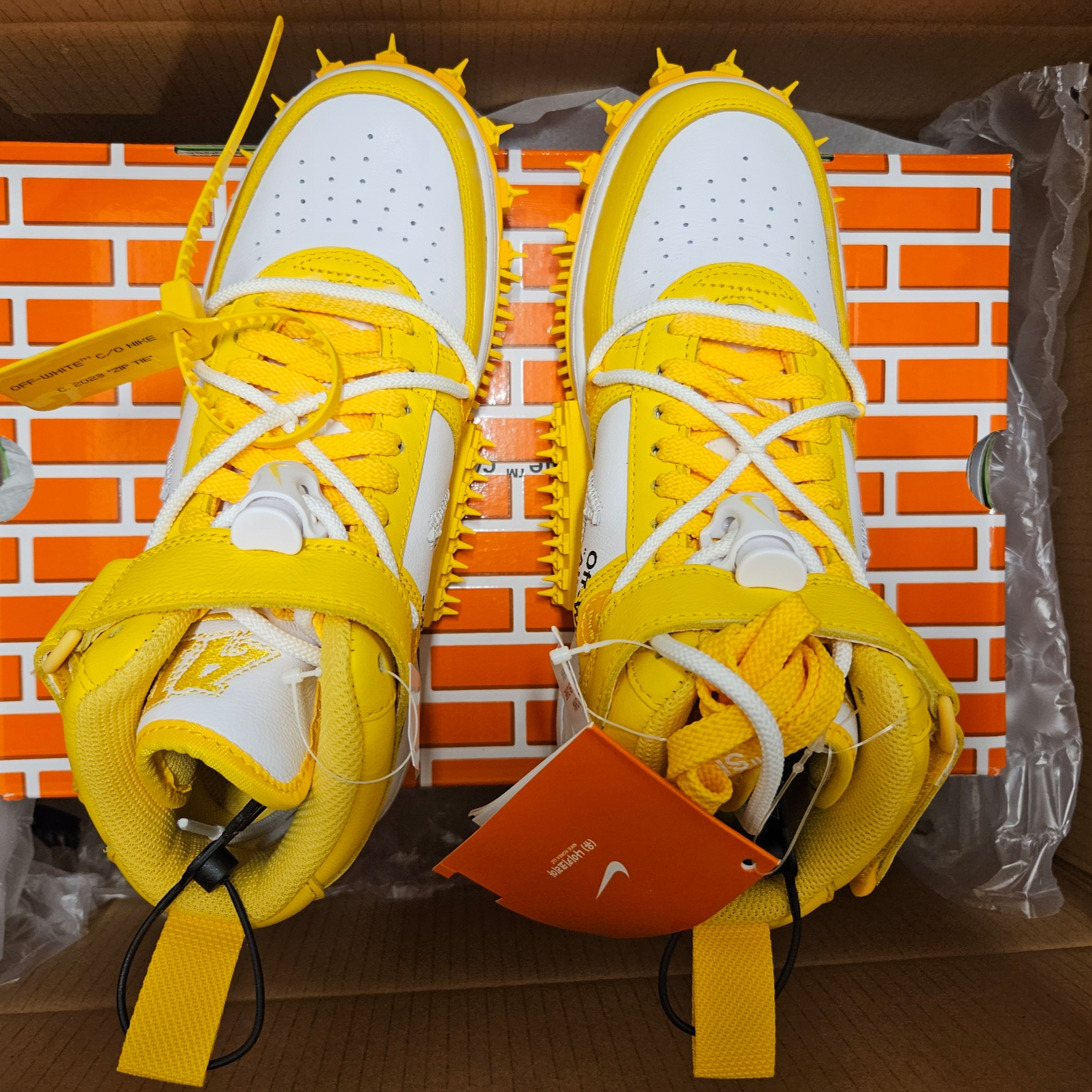 Nike x Off-White Air Force 1 Mid SP Leather Varsity Maize 착용 스타일 - 1