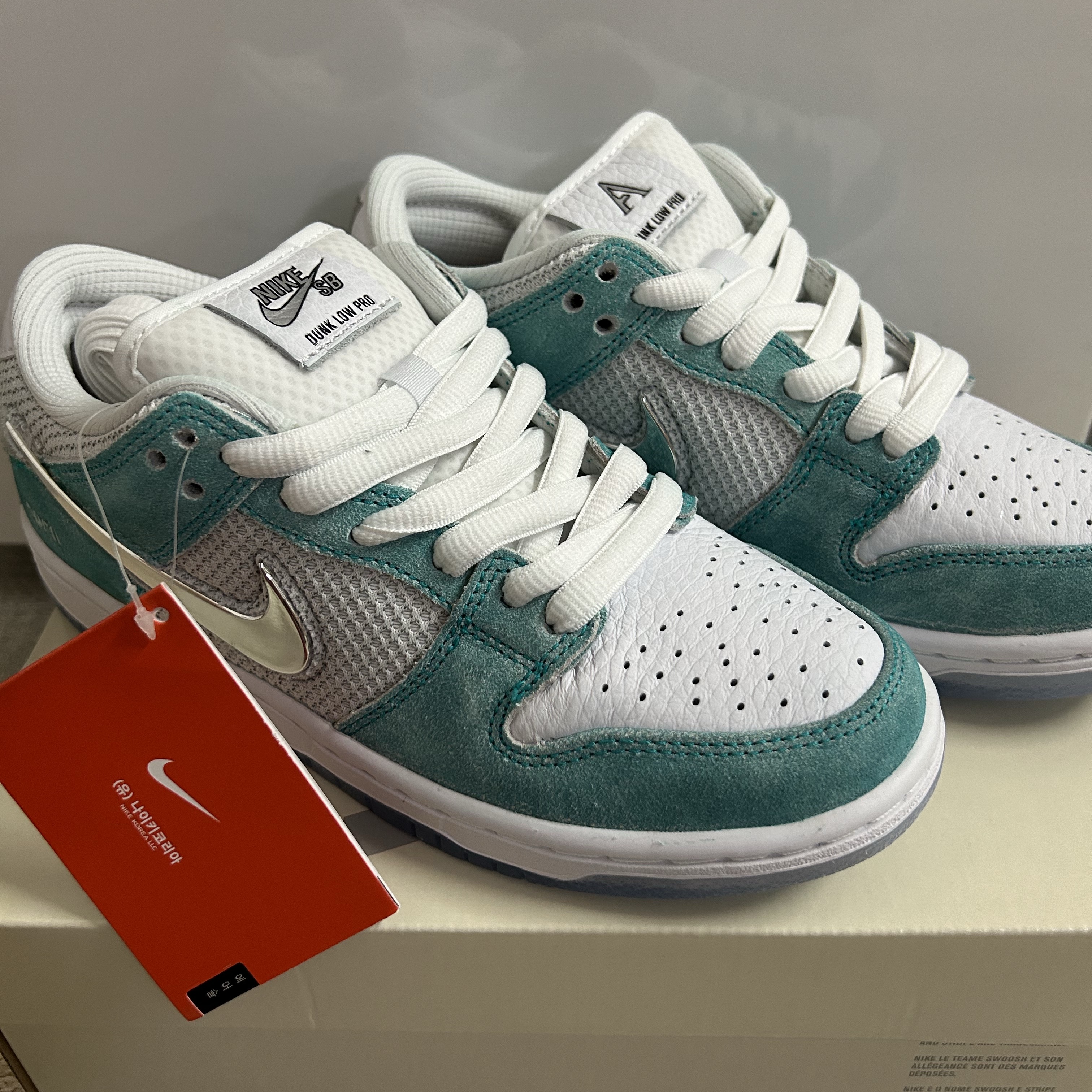 Nike x April Skateboards SB Dunk Low Pro QS Racer Blue Metallic Silver 착용 스타일