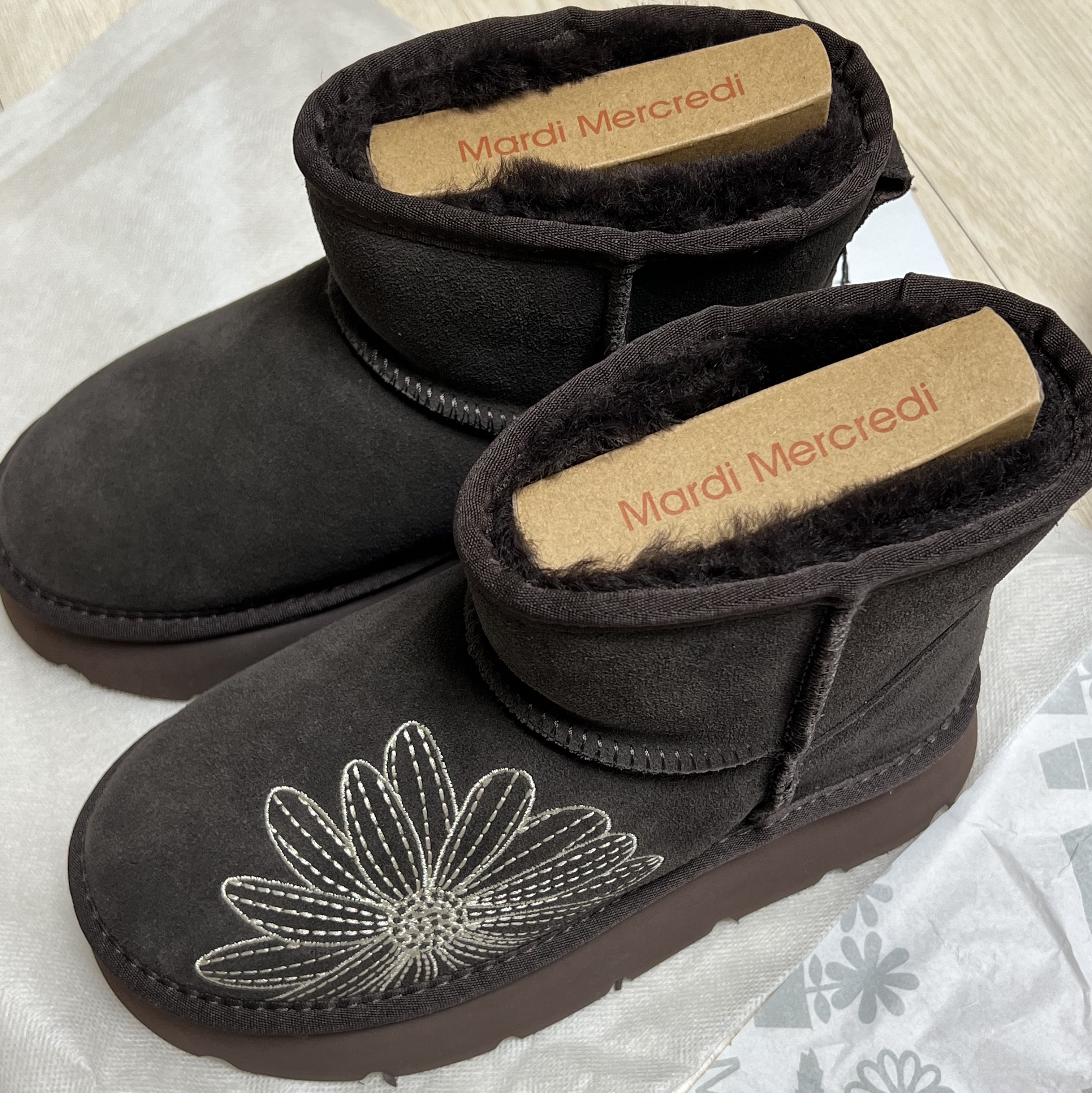 Mardi Mercredi Les Pompes Women Classique Ugg Boots Brown 착용 스타일 - 3
