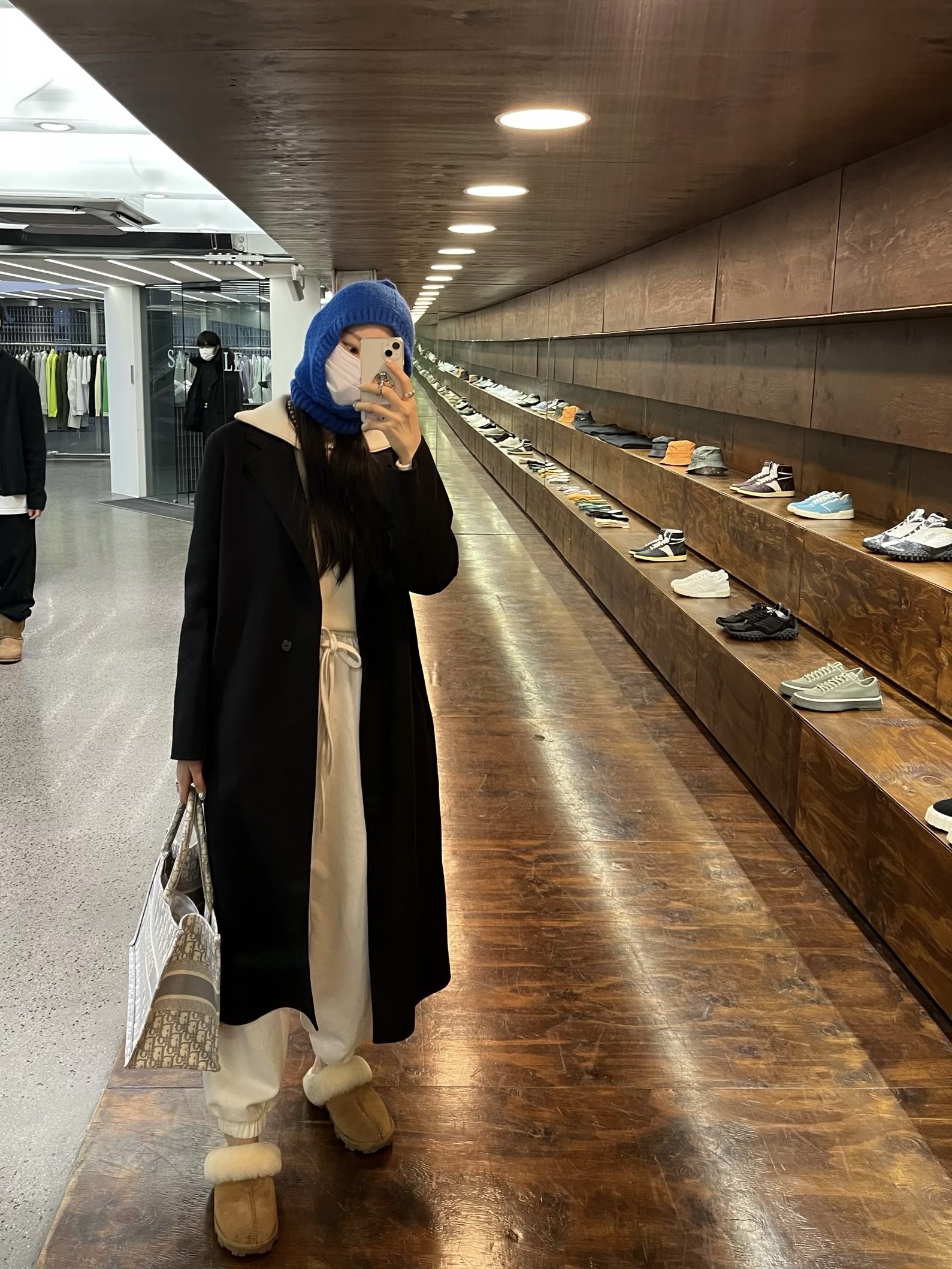 Dior Medium Book Tote Grey Dior Oblique Embroidery, (W) UGG Coquette Slipper Chestnut 착용 스타일